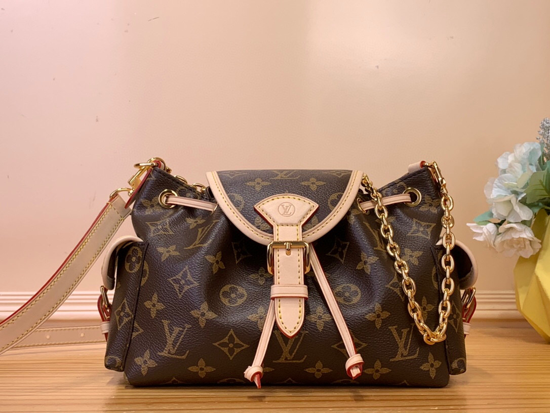 NO:551987,The top original item [ODYSSE handbag] M25085 Odysée Hl handbag is from the early autumn series, paying tribute to the brand heritage with a stylish everyday design. The dazzling buckle and detachable chain light up the Monogram LT canvas bag body, and the side pockets are convenient for accessing keys, lipstick and other small items. Size 17 x 12 x 27 cm 5617065,19860909顶级原单【ODYSSE 手袋】M25085 Odysée Hl手袋出自 早秋系列,以风尚日常设计致意品牌传承.耀目搭扣和可拆卸链条点亮 Monogram LT帆布包身,侧袋方便取放钥匙、口红等随身小物. 尺寸17 x 12 x 27 厘米 5617065,,Bag