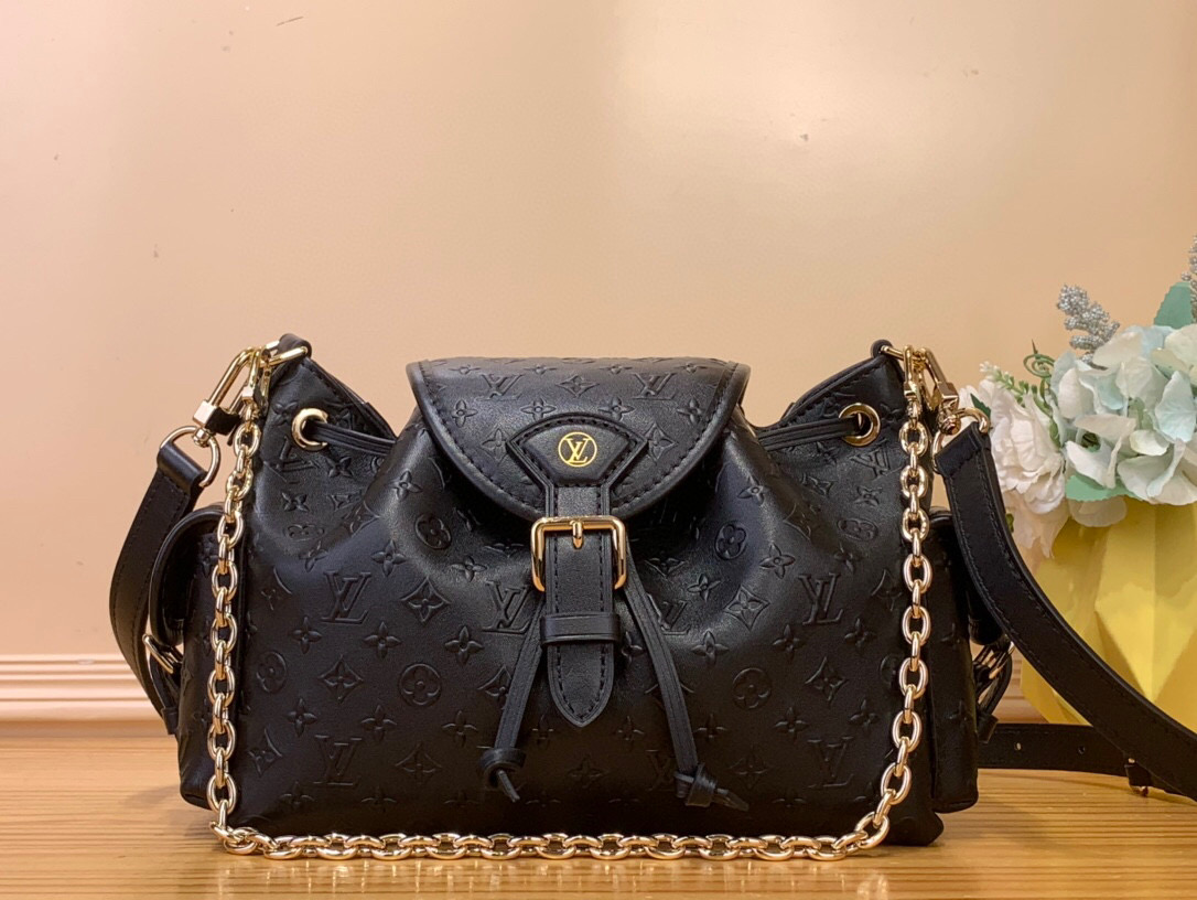 NO:551189,Top Original Order [Odyssée] m25554 Black Meet the Odyssée Hl tote, a key shape of the Pre-Fall collection. Inspired by Cruise's Excursion backpack, it encapsulates the house's travel DNA and is designed for everyday adventures. The shoulder style is made of calfskin with a Minigram Bold signature pattern and features a decorative buckle and removable chain. Use the side pockets to keep keys or lipstick close at hand. Size 27 x  17 x 12 cm (LxHxW) 7518085,,backpacks,cowhide19860909顶级原单【Odyssée】 m25554 黑色 认识一下Odyssée Hl手提包,这是Pre-Fall 系列的关键形状.灵感来自Cruise 的Excursion背包,它封装了房子的旅行DNA,专为日常冒险而设计.肩部款式由小牛皮制成,图案带有Minigram Bold签名,配有装饰扣和可拆卸链条.使用侧袋将钥匙或口红放在手边. 尺寸27 x 17 x 12厘米（长x高x宽）7518085,,backpacks,cowhide,Bag