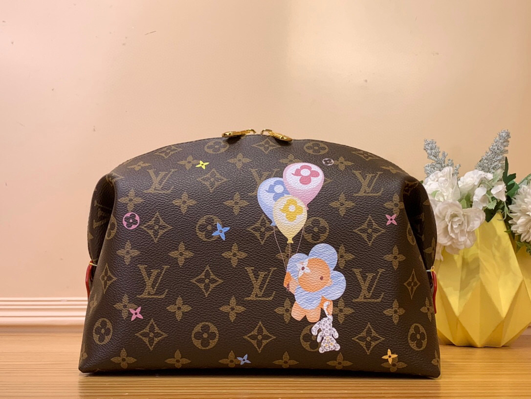 NO:551195,Top original order M14891 presbyopia silk screen toiletry bag large cosmetic bag new season OCHETTE COSMTIQUE Ms large cosmetic bag This large cosmetic bag combines Monogram coated canvas, cow leather trim and dazzling metal parts. It depicts the image of Louis Vuitton mascot Vivienne and mini Monogram flowers with colorful brushstrokes, injecting interest into the classic design. One of the inner patch pockets is equipped with a zipper. 18 x 9 x 27  cm.3614045,,louis vuitton,cosmetic bags & cases,cowhide19860909顶级原单M14891老花 丝印洗漱包大号化妆包 当季新款 OCHETTE COSMTIQUE Ms大号化妆包 本款大号化妆包融合 Monogram 涂层帆布、牛皮革饰边和耀目金属件,以缤纷笔触描绘路易威登吉祥物 Vivienne 形象和迷你 Monogram 花卉,为经典设计注入盎然意趣.内贴袋之一配有拉链.18 x 9 x 27 厘米.3614045,,louis vuitton,cosmetic bags & cases,cowhide,Bag