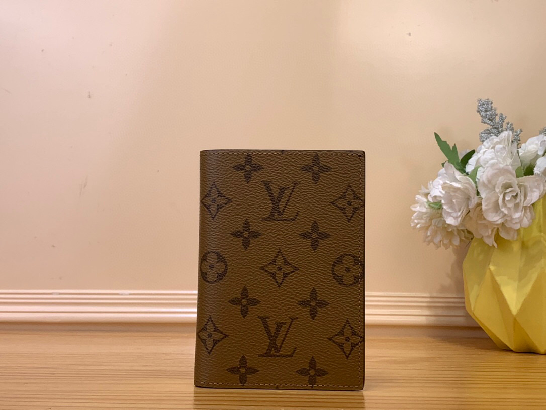 NO:551198,Top Original M26571 Yellow Flower Passport Holder Passport Case This passport case is made of Monogram Macassar ms canvas with bright leather trim, and the fabric lining continues the same tone. The practical design is equipped with patch pockets and multiple card slots to store your passport and other items properly. Dimensions 10 x 14 x 2.5 cm.1412025,19860909顶级原单 M26571黄花 护照夹护照套 本款护照套为 Monogram Macassar ms帆布勾勒明亮皮革饰边,织物内衬延续相同色调.实用设计配有贴袋和多重卡片夹层,可妥善存放护照和其他物品.尺寸10 x 14 x 2.5 cm.1412025,,Bag