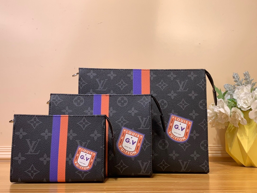 NO:551207,Top original order 01957 black flower silk screen three-piece clutch bag seasonal new TRIO MON MONOGRAM toilet bag This Trio ms toilet bag is from the Mon Monogram custom series. Colorful stripes, exclusive letters and vintage Louis Vuitton patch printing can be added to the Monogram Eclise canvas to express your individual style with chic ingenuity. The washable fabric lining adds exquisite details. 20 x  5.5 x 25 cm.4215055,,louis vuitton,handbag19860909顶级原单01957黑花丝印 三件套手包手拿包 当季新款 TRIO MON MONOGRAM 盥洗袋 本款 Trio ms盥洗袋出自 Mon Monogram 定制系列,可于 Monogram Eclise 帆布之上随心添缀缤纷条纹、专属字母与复古路易威登贴饰印花,以别致巧思绽放个性风范.可洗涤织物内衬再添考究细节.20 x 5.5 x 25 厘米.4215055,,louis vuitton,handbag,Bag