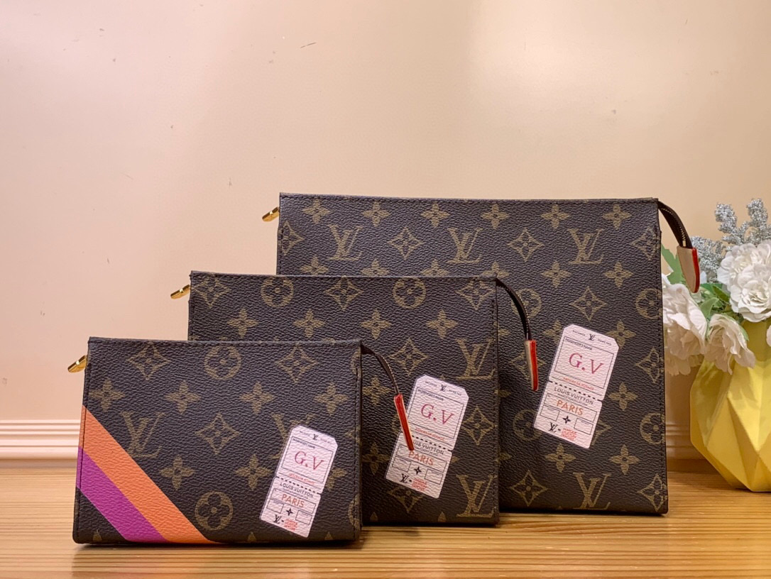 NO:551201,Top original order 01952 presbyopia silk screen three-piece set clutch bag seasonal new TRIO MON MONOGRAM toilet bag This Trio ms toilet bag is from the Mon Monogram custom series. Colorful stripes, exclusive letters and vintage Louis Vuitton patch printing can be added to the Monogram Eclise canvas to express your individual style with chic ingenuity. The washable fabric lining adds exquisite details. 20 x  5.5 x 25 cm.4215055,,louis vuitton,handbag19860909顶级原单01952老花丝印 三件套手包手拿包 当季新款 TRIO MON MONOGRAM 盥洗袋 本款 Trio ms盥洗袋出自 Mon Monogram 定制系列,可于 Monogram Eclise 帆布之上随心添缀缤纷条纹、专属字母与复古路易威登贴饰印花,以别致巧思绽放个性风范.可洗涤织物内衬再添考究细节.20 x 5.5 x 25 厘米.4215055,,louis vuitton,handbag,Bag