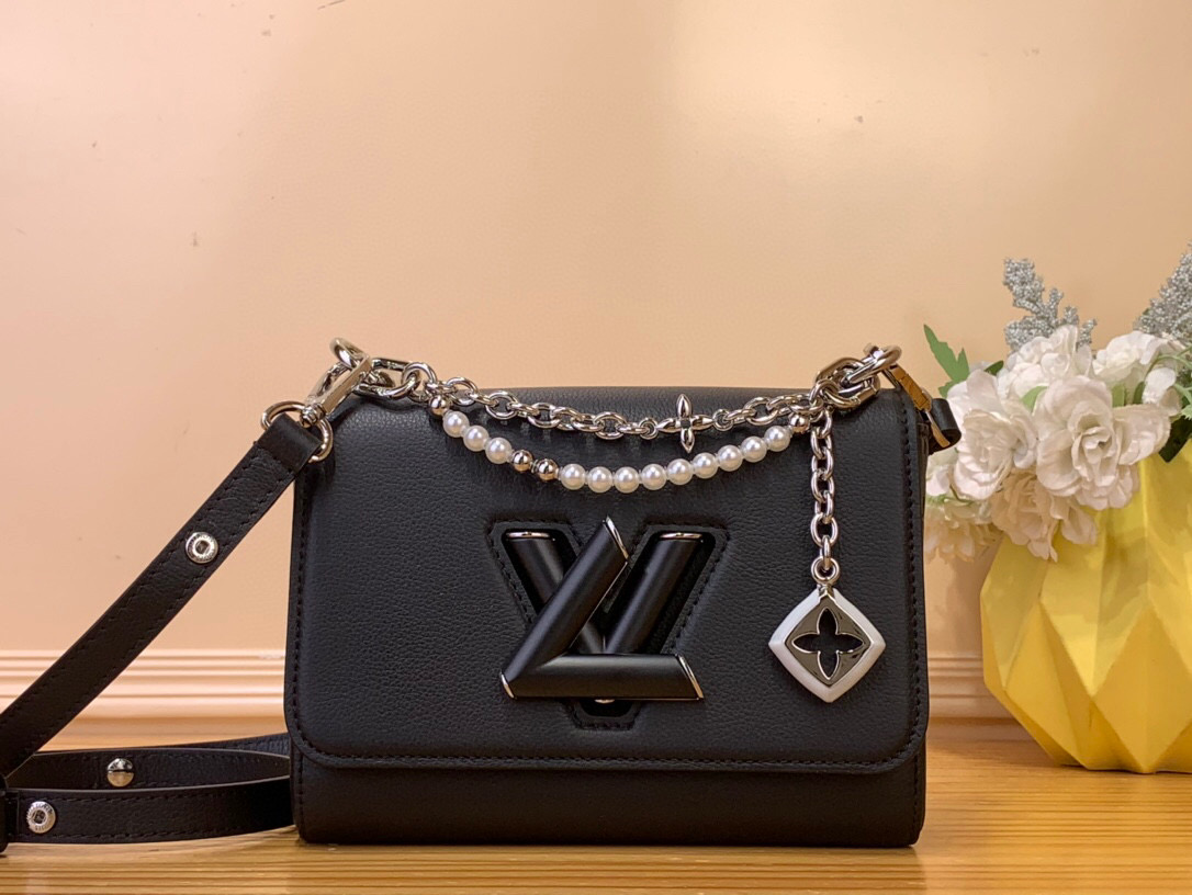 NO:551191,Top original item [Sac Twist M Slim Handbag] M14636 Black Inspired by a monogrammed flower, this Twist M slim bag from the Harmony collection stands out for its decorative chain. It is made of Taurillon St leather, equipped with the signature LV twist lock, and coated with resin to create a tone-on-tone finish. This model is perfect for any occasion with numerous pockets and a removable mirror. Dimensions 19 x 15 x 7 cm  7819085,,louis vuitton19860909顶级原单【Sac Twist M Slim 手袋】 M14636 黑色 这款来自Harmony系列的Twist M超薄包以花押字花为灵感,以其装饰链脱颖而出.它由Taurillon St皮革制成,配有标志性的LV扭转锁,并涂有树脂,以创造色调对色调的饰面.这个完美的模型在任何场合都有许多口袋和可拆卸的镜子. 尺寸19 x 15 x 7 cm 7819085,,louis vuitton,Bag