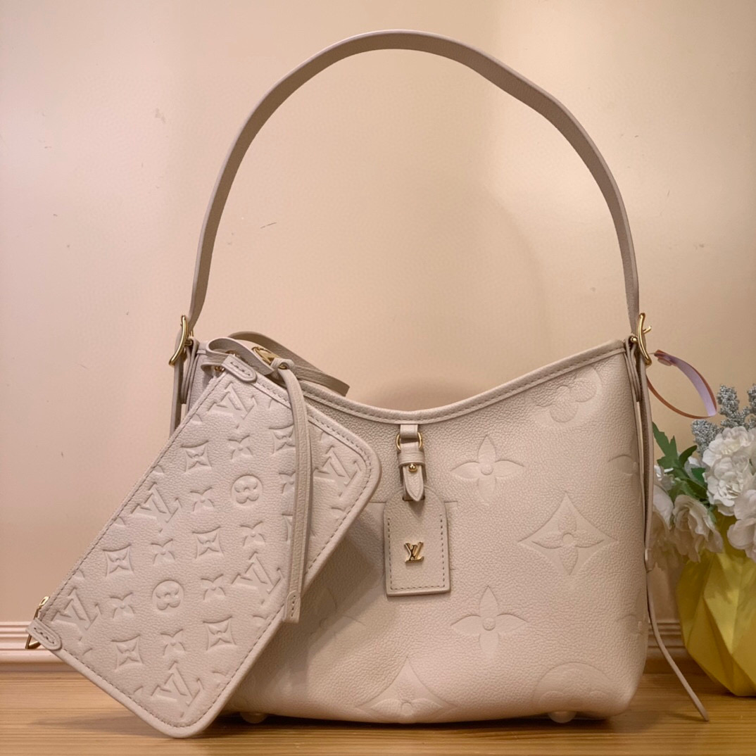 NO:551521,Top original order [CarryAll small handbag] M46288 milk tea color (embossed) small handbag is made of Monogram Ys canvas and leather trim, making it a close companion for urban life. The ample structure has a neat inner layer, and the large inner bag adds functional elements. The Monogram canvas zippered clutch is fixed with a leather strap. Dimensions 29 x 24 x 12 cm 8219075..,,handbag19860909顶级原单【CarryAll 小号手袋】M46288 奶茶色（压花） 小号手袋取材 Monogram Ys帆布和皮革饰边,成就都市生活的贴身伴侣.充裕构型设有齐整内层,大号内袋再添功能元素.Monogram 帆布拉链手拿包通过皮革带固定. 尺寸29 x 24 x 12 厘米8219075..,,handbag,Bag