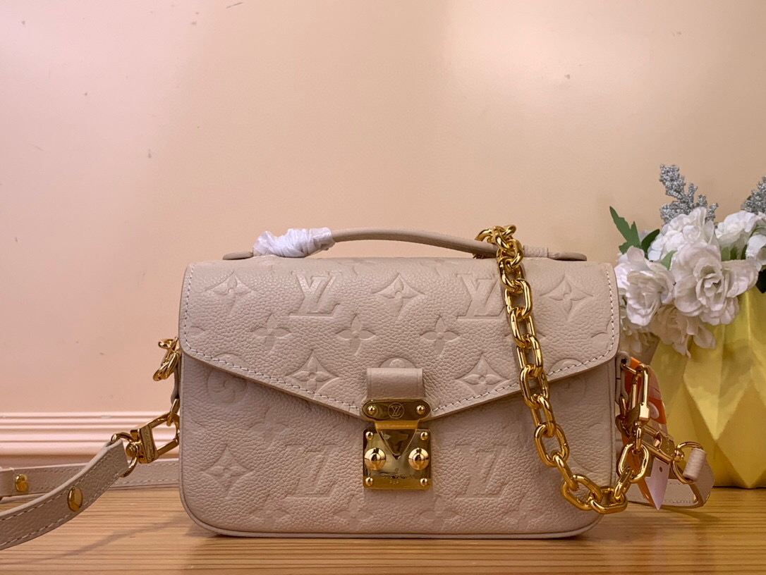 NO:555313,Top original item [ochette Métis East West] m14322 Milk Tea Part of the Monogram Emreinte Ys collection, this version of the ochette Métis East West is as stylish as it is practical. It is made from cowhide leather and decorated with gold-tone hardware, including the signature S-lock and removable chain. The well-organized interior offers three compartments with a central zippered pocket, and a further compartment outside. Dimensions 21.5 x 13.5 x 6 cm  7618068.. (length x height x width),,cowhide19860909顶级原单【ochette Métis East West】 m14322 奶茶色 作为Monogram Emreinte Ys系列的一部分,这个版本的ochette Métis East West既时尚又实用.它由牛皮制成,饰有金色五金,包括标志性的S型锁和可拆卸链条.井然有序的内部提供三个带中央拉链口袋的隔间,外面还有一个隔间. 尺寸21.5 x 13.5 x 6厘米 7618068..（长x高x宽）,,cowhide,Bag