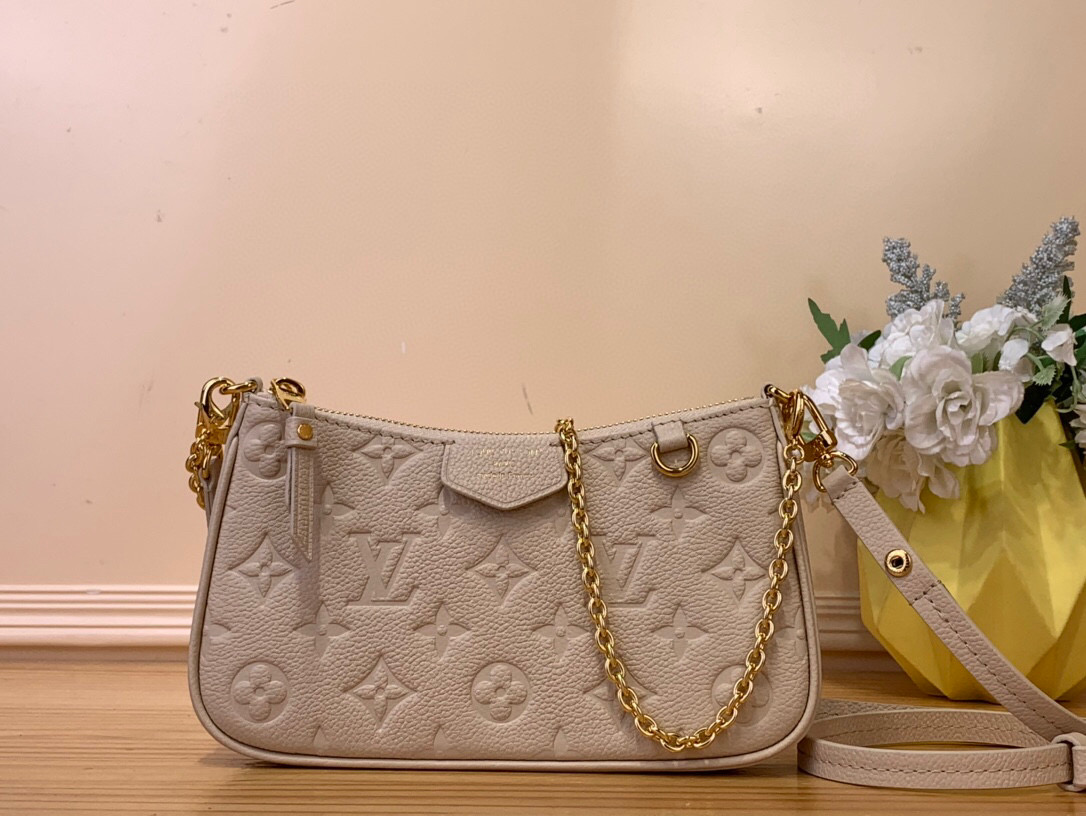 NO:551514,Top original item【Easy ouch】m14421 Milk tea color M80349 Living up to its name, the Easy ouch Ys is a versatile option for day and night. It is made from leather embossed with the house's signature monogram and features sleek gold hardware, including a functional D-ring. The compact design is sized for everyday essentials and offers a variety of carrying options thanks to the detachable strap and chain. Dimensions 19 x 11.5 x  3 cm 5316065 (length x height x width),19860909顶级原单【Easy ouch】 m14421 奶茶色 M80349 名不亚于世,Easy ouch Ys是白天和晚上的多功能选择.它由皮革制成,上面压有房子的标志性字母图案,并具有光滑的金色五金件,包括一个功能性的D形环.紧凑的设计尺寸适合日常必需品,并且由于可拆卸的带子和链条,提供了多种携带选择. 尺寸19 x 11.5 x 3厘米 5316065（长x高x宽）,,Bag