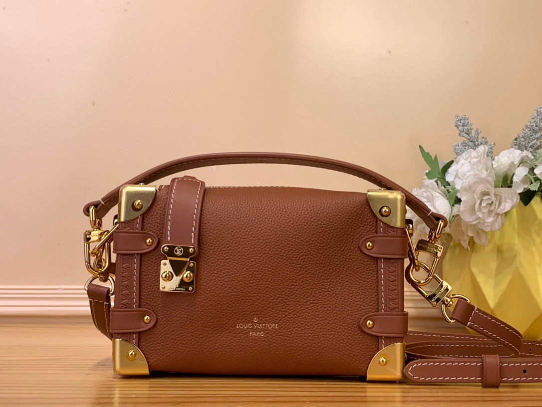 NO:551190,Top original order [Side Trunk M handbag] M83080 black m25067 blue m23818 brown m23915 white m15224 caramel color  Made of quilted sheepskin, taking the house's vintage trunks as a starting point. The square shape is embellished with gold-tone hardware, Ys including reinforced corners and rivets. It zips shut with an S lock. In addition to the removable top handle, there is a removable and adjustable shoulder strap. Dimensions 18 x 12.5 x 8 cm 8219095,, sheepskin19860909顶级原单【Side Trunk M 手袋】M83080 黑色 m25067 蓝色 m23818棕色 m23915 白 m15224 焦糖色 由绗缝羊皮制成,将房子的复古行李箱作为出发点.方形的形状点缀着金色的硬件,Ys包括加固的角落和铆钉.它用拉链固定在S锁上关闭.除了可拆卸的顶部手柄外,还有一个可拆卸和可调节的肩带. 尺寸 18 x 12.5 x 8厘米 8219095,,sheepskin,Bag