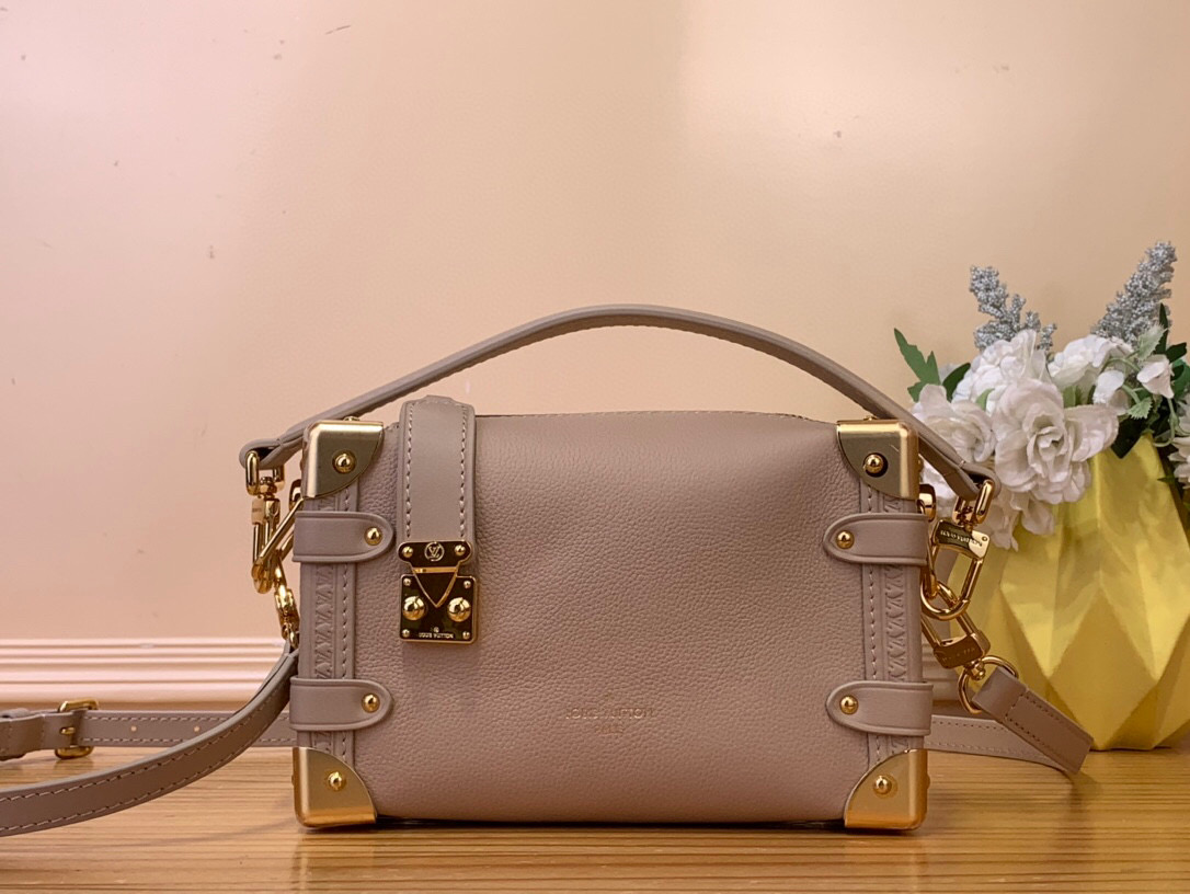 NO:551184,Top original order [Side Trunk M handbag] M83080 black m25067 blue m23818 brown m23915 white m15224 caramel color  Made of quilted sheepskin, taking the house's vintage trunks as a starting point. The square shape is embellished with gold-tone hardware, Ys including reinforced corners and rivets. It zips shut with an S lock. In addition to the removable top handle, there is a removable and adjustable shoulder strap. Dimensions 18 x 12.5 x 8 cm 8219095,, sheepskin19860909顶级原单【Side Trunk M 手袋】M83080 黑色 m25067 蓝色 m23818棕色 m23915 白 m15224 焦糖色 由绗缝羊皮制成,将房子的复古行李箱作为出发点.方形的形状点缀着金色的硬件,Ys包括加固的角落和铆钉.它用拉链固定在S锁上关闭.除了可拆卸的顶部手柄外,还有一个可拆卸和可调节的肩带. 尺寸 18 x 12.5 x 8厘米 8219095,,sheepskin,Bag