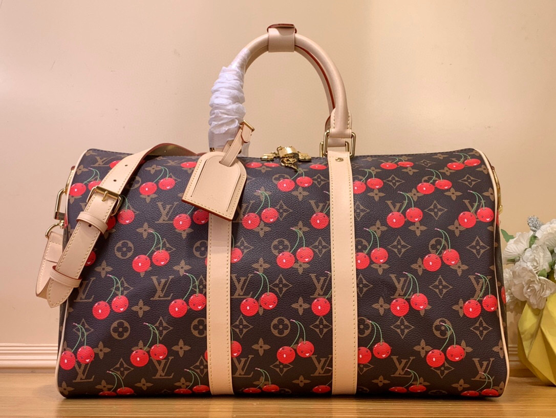 NO:551909,Top original order [LV x TM KEEALL BANDOULIRE 45 travel bag] m13764 Cherry Keeall Bandoulière 45 travel bag has a new look with the Louis Vuitton x hr Murakami Takashi replica series. Classic Monogram  The canvas is patterned with a sweet cherry pattern and features a bold lining that reflects the playful aesthetic of renowned Japanese artist Takashi Murakami. The natural color of the leather is revealed in the side straps, top handles and adjustable shoulder straps, while dazzling hardware completes the look. Dimensions: 27 x 20 x 45 cm (H x W x L).7018085,,louis vuitton,louis vuitton19860909顶级原单【LV x TM KEEALL BANDOULIRE 45 旅行袋】 m13764 樱桃 Keeall Bandoulière 45 旅行袋借路易威登 x hr村上隆复刻系列再焕新颜.经典 Monogram 帆布呈现错落有致的甜美樱桃图案,搭配醒目内衬,道出知名日本艺术家村上隆的玩趣美学.侧带、顶部手柄和可调节肩带流露皮革的自然色泽,耀目金属件完善整体. 尺寸27 x 20 x 45 厘米 (高 x 宽 x 长度).7018085,,louis vuitton,louis vuitton,Bag