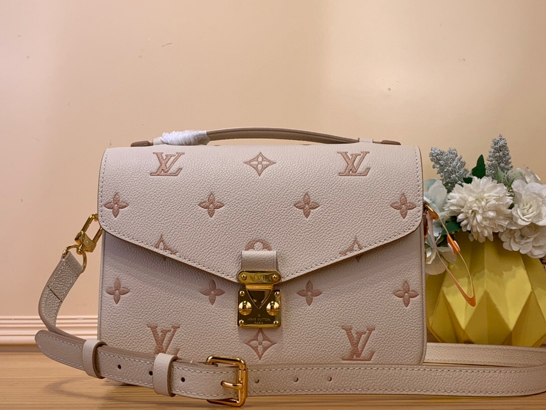 NO:551847,Top original order [ochette Métis messenger bag] M14977 Apricot color (jacquard) This ochette Métis MM Ys bag is made of Maison's new Monogram Emreinte leather and is a chic and casual choice. The gold hardware includes an exclusive S-lock closure, which opens to reveal an elegant striped lining and has three compartments for storing essential items. This model can be carried horizontally, or placed on the shoulder or in the hand.  Dimensions 25x19x7 cm (LxHxD) 8519095,19860909顶级原单【ochette Métis 邮差手袋】M14977 奶杏色色（提花） 这款ochette Métis MM Ys包采用Maison新款Monogram Emreinte皮革,是一款别致而休闲的选择.金色硬件包括独家的S-lock闭合,打开时露出优雅的条纹衬里,有三个隔间用于存放基本物品.该模型可以横向携带,也可以放在肩上或手上. 尺寸25x19x7厘米（长x高x深）8519095,,Bag