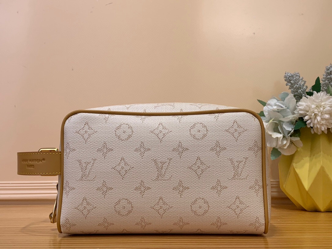 NO:551224,Top Original Order M14839 Blue Toilet Bag Clutch Seasonal New LOER DO KIT Ms Toilet Bag This Loer Do Kit Toilet Bag is made of Monogram Heritage coated canvas designed by harrell Williams. The Monogram pattern is integrated into the vertical and horizontal texture of the original Der plaid. The main compartment and inner patch pocket highlight functional considerations, and the lining is embellished with vibrant stripes. 13 x 12 x 23  cm.4015055,,loewe,handbag19860909顶级原单M14839蓝色 洗漱包手拿包 当季新款 LOER DO KIT Ms盥洗袋 本款 Loer Do Kit 盥洗袋取材 harrell Williams 设计的 Monogram Heritage 涂层帆布,为 Monogram 图案融入原版 Der 格纹的纵横肌理.主隔层和内贴袋彰显功能考量,内衬点缀活力条纹.13 x 12 x 23 厘米.4015055,,loewe,handbag,Bag