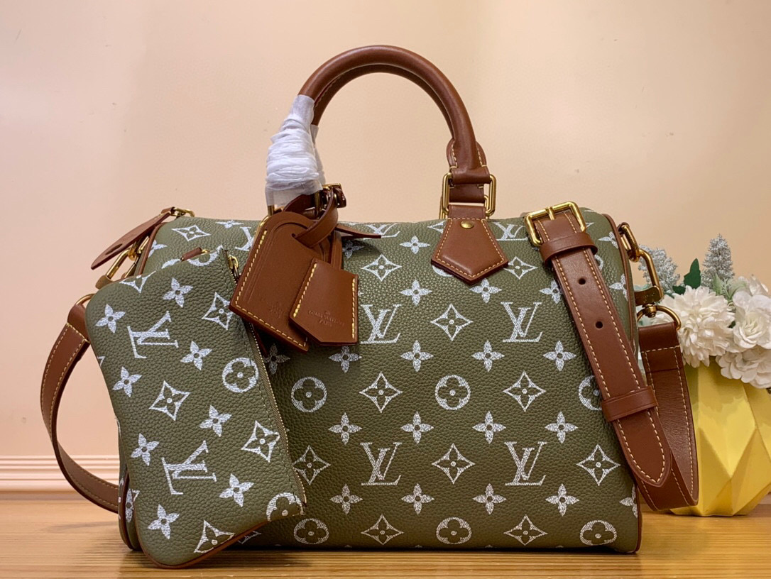 NO:551209,Top original order [Seedy 9 Bandoulière 30 handbag] m14077 green m14067 red m13914 pink m13904 black m14064 light green Seedy 9 Bandoulière 30 bag is made of super soft calfskin with Monogram  Printed, the dimensions are perfectly compact yet roomy enough to hold daily essentials. Meticulous details, such as the traditional side locks or the premium lambskin lining, are testament to the craftsmanship of this bag. In addition to the top handle, there is a removable strap. Dimensions 32 x 22.5 x 18 cm. 1251213500,,cowhide,sheepskin19860909顶级原单【Seedy 9 Bandoulière 30 手袋】m14077 绿色 m14067 红色 m13914 粉色 m13904 黑色 m14064 淡绿色 Seedy 9 Bandoulière 30包由超柔软的小牛皮制成,带有Monogram 印花,尺寸完美紧凑但足够宽敞,可以装下日常必需品.细致的细节,如传统侧锁或优质小羊皮衬里,证明了这款包的精湛工艺.除了顶部手柄外,还有一条可拆卸的带子. 尺寸32 x 22.5 x 18厘米.1251213500,,cowhide,sheepskin,Bag