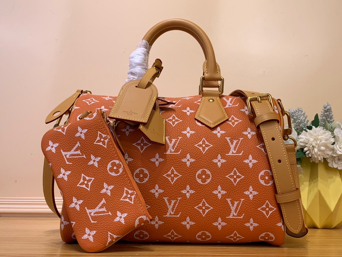 NO:551210,Top original order [Seedy 9 Bandoulière 30 handbag] m14077 green m14067 red m13914 pink m13904 black m14064 light green Seedy 9 Bandoulière  Made of ultra-soft calfskin with Monogram print, the 30 bag is perfectly compact yet roomy enough to hold your daily essentials. Meticulous details, such as the traditional side locks or the premium lambskin lining, are testament to the craftsmanship of this bag. In addition to the top handle, there is a removable strap. Dimensions 32 x 22.5 x 18 cm. 125121300,,cowhide,sheepskin19860909顶级原单【Seedy 9 Bandoulière 30 手袋】m14077 绿色 m14067 红色 m13914 粉色 m13904 黑色 m14064 淡绿色 Seedy 9 Bandoulière 30包由超柔软的小牛皮制成,带有Monogram印花,尺寸完美紧凑但足够宽敞,可以装下日常必需品.细致的细节,如传统侧锁或优质小羊皮衬里,证明了这款包的精湛工艺.除了顶部手柄外,还有一条可拆卸的带子. 尺寸32 x 22.5 x 18厘米.125121300,,cowhide,sheepskin,Bag