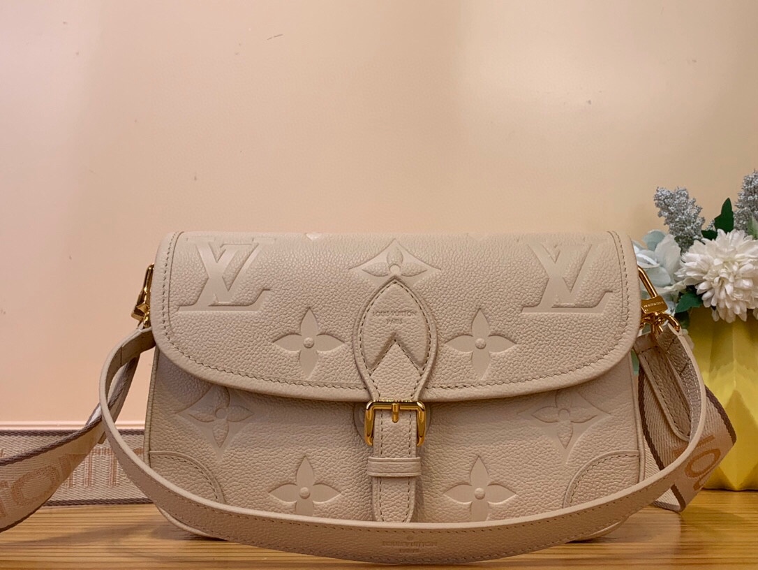 NO:551523,Top original order [DIANE handbag] m13231 milk tea color. This Diane handbag is made of Ei leather with the classic Monogram Ys pattern, which contrasts with the dazzling metal parts, making it an elegant choice for daily use. The right size is convenient for storing daily needs, the zippered inner pocket adds functional considerations, and the detachable contrasting fabric shoulder strap allows for a variety of carrying methods. Dimensions 15 x 9 x 24 cm 7818070.. (Height  x width x length),19860909顶级原单【DIANE 手袋】 m13231 奶茶色 本款 Diane 手袋为 Ei 皮革描绘经典 Monogram Ys图案,与耀目金属件相互映衬,成就相伴日常的考究之选.恰宜尺寸便于收纳日常所需,拉链内贴袋再添功能考量,可拆卸撞色织物肩带实现多种背携方式. 尺寸15 x 9 x 24 厘米 7818070.. (高 x 宽 x 长度),,Bag