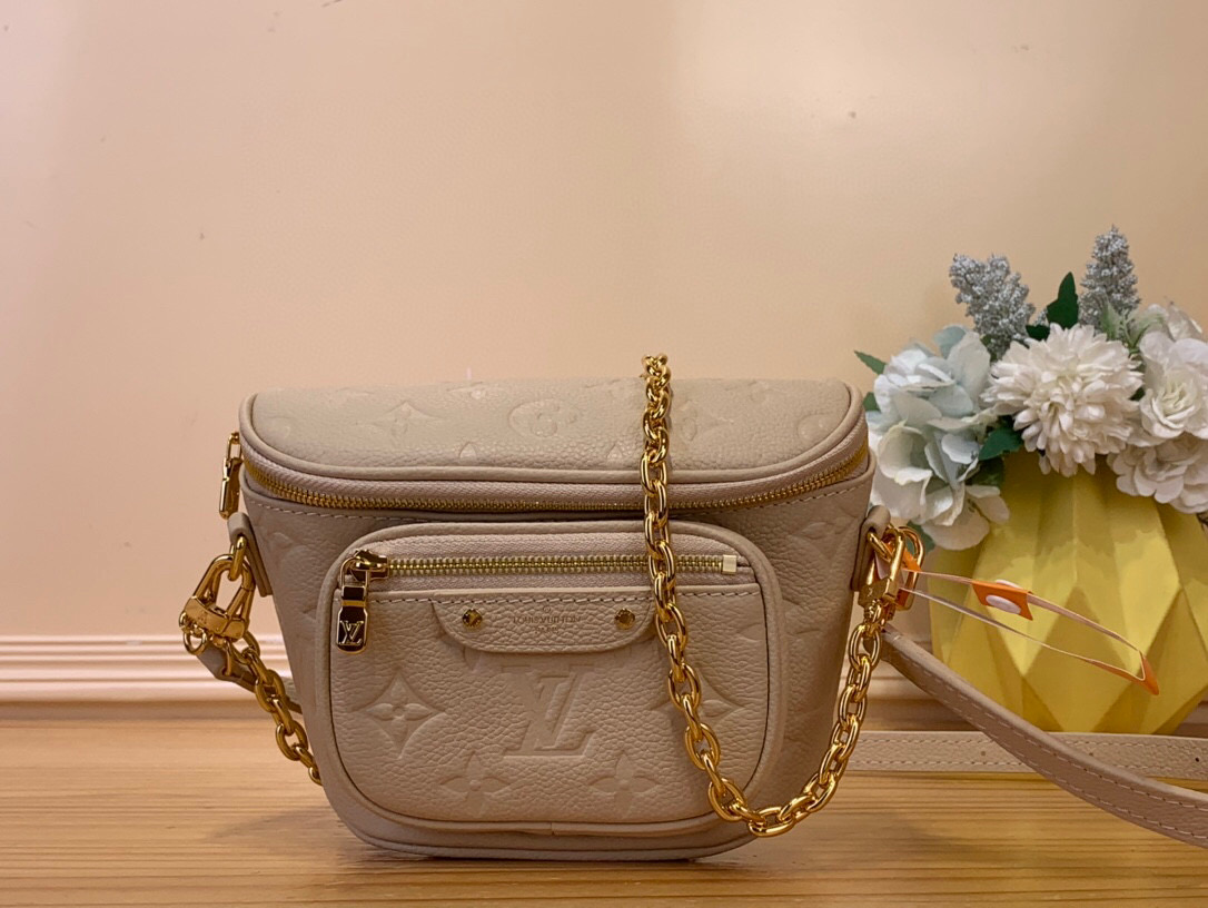 NO:551510,Top original order [MINI BUMBAG handbag] m82335 black m13827 chocolate color (embossed) m14420 milk tea color This Mini Bumbag Ys handbag comes from the LV Gradient series and is Monogram Emreinte leather.  Embossed rendering of gradient summer colors. The trendy construction has a zippered main compartment and a Louis Vuitton leather label embellishes the front pocket. The detachable chain and detachable and adjustable shoulder strap allow it to be worn as a shoulder or crossbody. Dimensions: 17 x 12 x 9.5 cm 6518075,, louis vuitton, louis vuitton19860909顶级原单【MINI BUMBAG 手袋】 m82335黑色 m13827巧克力色（压花）m14420 奶茶色 本款 Mini Bumbag Ys手袋来自 LV Gradient 系列,为 Monogram Emreinte 皮革的 Monogram 压纹渲染渐变盛夏色彩.潮流构型设有拉链主隔层,路易威登皮革标签点缀正面口袋.巧用可拆卸链条和可拆卸并调节的肩带,肩背斜挎随心转换. 尺寸17 x 12 x 9.5 厘米6518075,,louis vuitton,louis vuitton,Bag