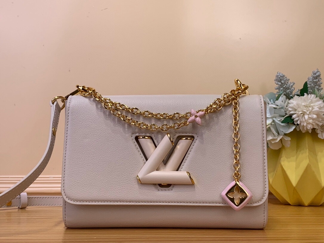 NO:551185,Top original order [Sac Twist MM Slim Handbag] M14341 White m14342 Royal Blue For the Harmony St collection, this Twist MM Slim bag features a decorative chain inspired by the monogram flower and the uffygram jewelry collection. This version features an LV Twist clasp in Taurus leather in a timeless color and adds rose color for an interesting finish. The removable mirror can be used for makeup touch-ups. Dimensions 23 x 16 x 8 cm  8019085,,louis vuitton19860909顶级原单【Sac Twist MM Slim 手袋】 M14341 白色 m14342 宝蓝色 对于Harmony St系列,这款Twist MM超薄包采用装饰链,灵感来自花押字花和uffygram珠宝系列.该版本采用LV Twist扣,采用金牛座皮革制成,颜色永恒,并添加玫瑰色,打造有趣的饰面.可拆卸镜子可用于化妆修饰. 尺寸23 x 16 x 8 cm 8019085,,louis vuitton,Bag