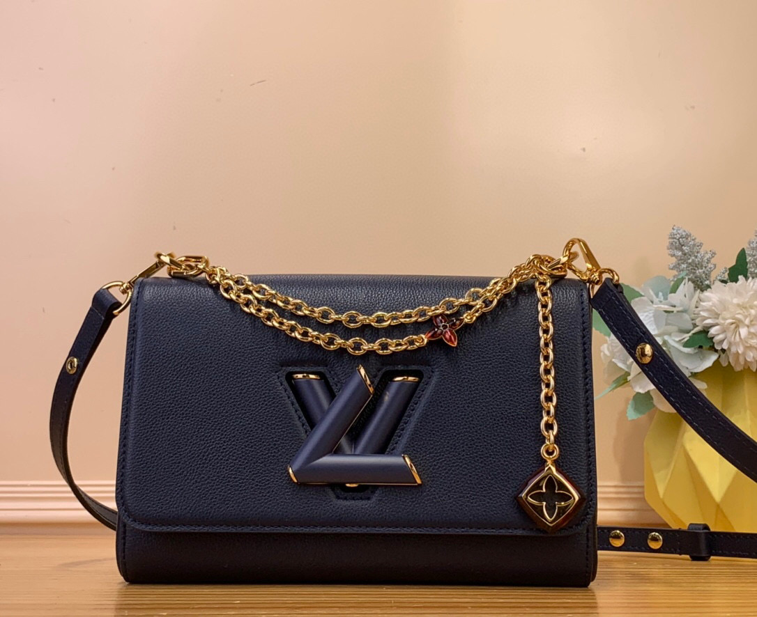 NO:551208,Top original order [Sac Twist MM Slim Handbag] M14341 White m14342 Royal Blue For the Harmony St collection, this Twist MM Slim bag features a decorative chain inspired by the monogram flower and the uffygram jewelry collection. This version features an LV Twist clasp in Taurus leather in a timeless color and adds rose color for an interesting finish. The removable mirror can be used for makeup touch-ups. Dimensions 23 x 16 x 8 cm  8019085,,louis vuitton19860909顶级原单【Sac Twist MM Slim 手袋】 M14341 白色 m14342 宝蓝色 对于Harmony St系列,这款Twist MM超薄包采用装饰链,灵感来自花押字花和uffygram珠宝系列.该版本采用LV Twist扣,采用金牛座皮革制成,颜色永恒,并添加玫瑰色,打造有趣的饰面.可拆卸镜子可用于化妆修饰. 尺寸23 x 16 x 8 cm 8019085,,louis vuitton,Bag