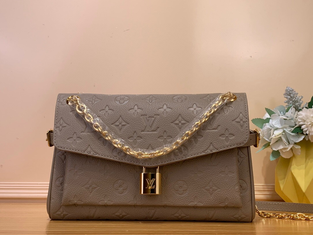 NO:551203,Top original order [ANYTIME FLA BAG handbag] m14604 black m14973 gray This Anytime Fla Bag Ys handbag is made of Monogram Emreinte leather, continuing the design elements of the Anytime Shoer series, and easily creating a personalized style suitable for day and night. The side buckle cleverly expands the space for easy storage of daily needs. The dazzling sliding chain shoulder strap allows for flexible carrying, and the LV padlock adds a signature touch. Size 18.5  x 9.5 x 29.5 cm (height x width x length).7819085,,louis vuitton19860909顶级原单【ANYTIME FLA BAG 手袋】 m14604 黑色 m14973 灰色 本款 Anytime Fla Bag Ys手袋取材 Monogram Emreinte 皮革,延续 Anytime Shoer 系列的设计元素,轻松打造昼夜皆宜的个性造型.侧面搭扣巧妙扩充空间,便于收纳日常所需.耀目滑链肩带实现灵活背携,LV 挂锁再添标志性笔触. 尺寸18.5 x 9.5 x 29.5 厘米 (高 x 宽 x 长度).7819085,,louis vuitton,Bag