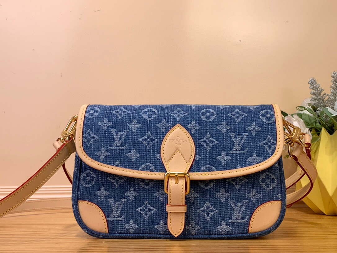 NO:551267,Top original item [DIANE handbag] m13070 denim. This Diane Jh handbag is made of classic Monogram Hl denim with contrasting cow leather trim and dazzling metal parts. It interprets the new season interest with modern touches. The zippered inner pocket can store valuables properly, and the detachable leather shoulder strap allows for multiple carrying methods. Dimensions 15 x 9 x 24 cm 5616558.. (H x W x  length),,cowhide19860909顶级原单【DIANE 手袋】 m13070 牛仔 本款 Diane Jh手袋为经典 Monogram Hl丹宁布点缀撞色牛皮革饰边和耀目金属件,以摩登笔触演绎新季意趣.拉链内袋可妥善收纳贵重物品,可拆卸皮革肩带实现多种背携方式. 尺寸15 x 9 x 24 厘米 5616558.. (高 x 宽 x 长度),,cowhide,Bag