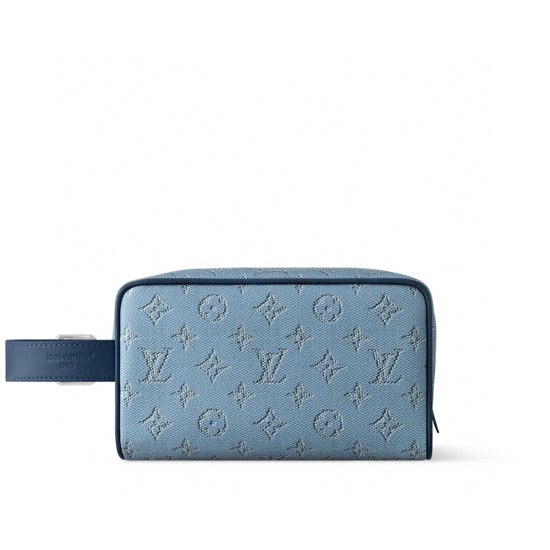 NO:551217,Top original order [LOCKER DO KIT toilet bag] m14839 blue/canvas This Locker Do Kit Ms toilet bag is made of Monogram Heritage coated canvas designed by harrell Williams, integrating the Monogram pattern into the vertical and horizontal texture of the original Damier check. The main compartment and inner patch pocket highlight functional considerations, and the lining is embellished with vibrant stripes. Dimensions 13 x 12 x 23 cm. 4015055 (height x  width x length),19860909顶级原单【LOCKER DO KIT 盥洗袋】 m14839 蓝色/ 帆布 本款 Locker Do Kit Ms盥洗袋取材 harrell Williams 设计的 Monogram Heritage 涂层帆布,为 Monogram 图案融入原版 Damier 格纹的纵横肌理.主隔层和内贴袋彰显功能考量,内衬点缀活力条纹. 尺寸13 x 12 x 23 厘米.4015055 (高 x 宽 x 长度),,Bag