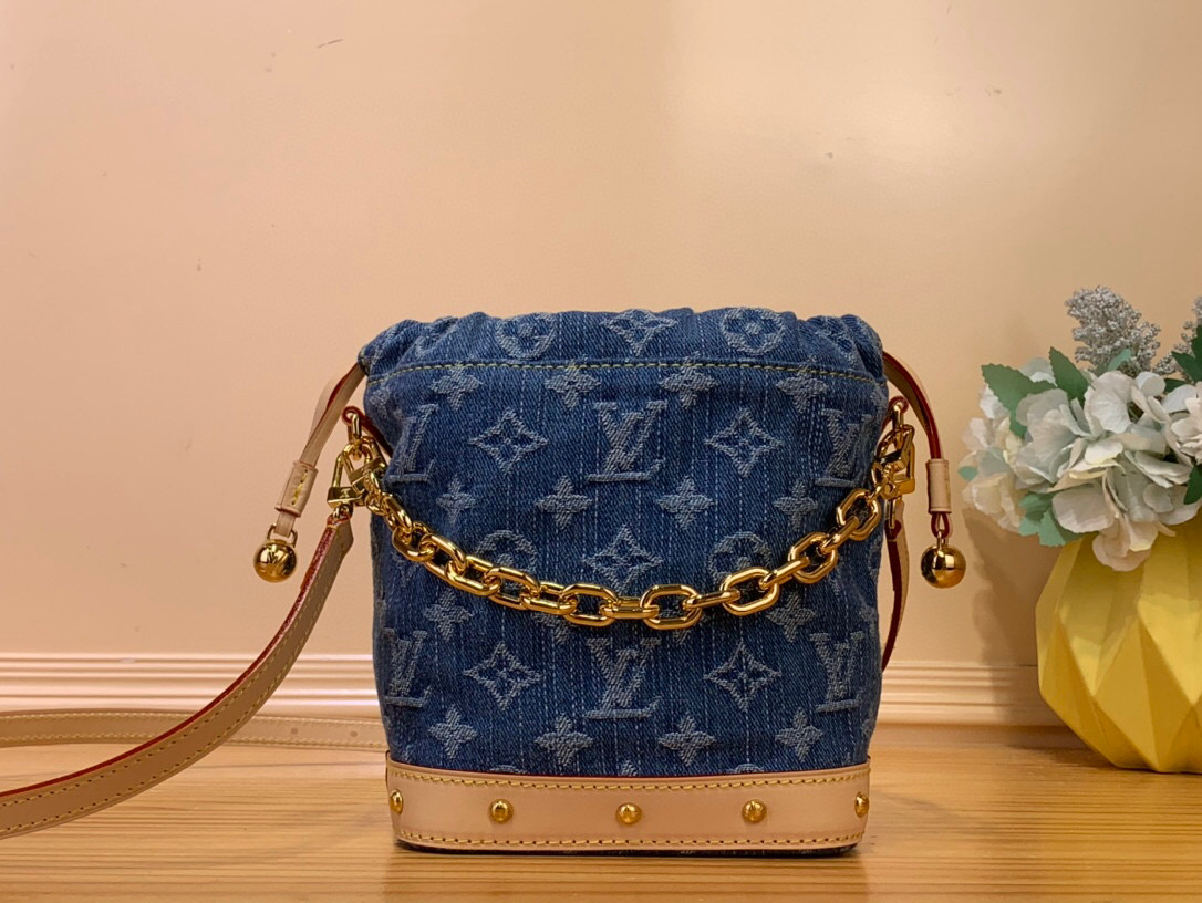NO:551277,Top original item [Nano Noé Backpack] M83043 blue/denim denim. The cotton is rendered in trendy denim tones, and the classic Monogram HL pattern is laid out on it, which contrasts with the leather trim and dazzling chain. The LV inscription decoration on the Jh drawstring closure reveals an interesting style and pays tribute to the brand's long heritage. Size 17.5 x 8.8 x 20.5  cm.4615055,,louis vuitton19860909顶级原单【Nano Noé 双肩包】M83043 蓝色/丹宁牛仔 为棉布渲染潮流丹宁色调,再令经典 Monogram Hl图案铺陈其上,与皮革饰边和耀目链条互为映衬.Jh抽绳开合处的 LV 铭纹装饰流露趣味格调,同时致意品牌悠远传承. 尺寸 17.5 x 8.8 x 20.5 厘米.4615055,,louis vuitton,Bag