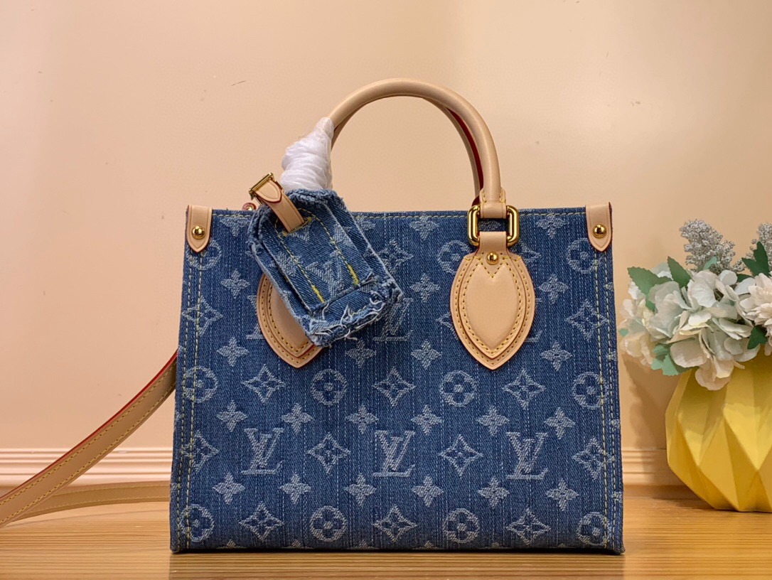 NO:551271,Top original item [ONTHEGO small handbag] m14633 denim This OnTheGo Hl small handbag is made of classic Monogram Jh denim with cow leather trim, with dazzling metal parts and magnetic buckle flap closure. There is plenty of space to accommodate a tablet and daily needs, and the detachable shoulder strap can be carried by hand or cross-body. Dimensions 19 x 11.5 x 25 cm 5516065 (H x W x  length),,cowhide19860909顶级原单【ONTHEGO 小号手袋】 m14633 牛仔 本款 OnTheGo Hl小号手袋为经典 Monogram Jh丹宁布勾勒牛皮革饰边,搭配耀目金属件和磁扣翻盖开合.充裕空间可容纳平板电脑和日常所需,可拆卸肩带实现手提或斜挎. 尺寸19 x 11.5 x 25 厘米 5516065 (高 x 宽 x 长度),,cowhide,Bag