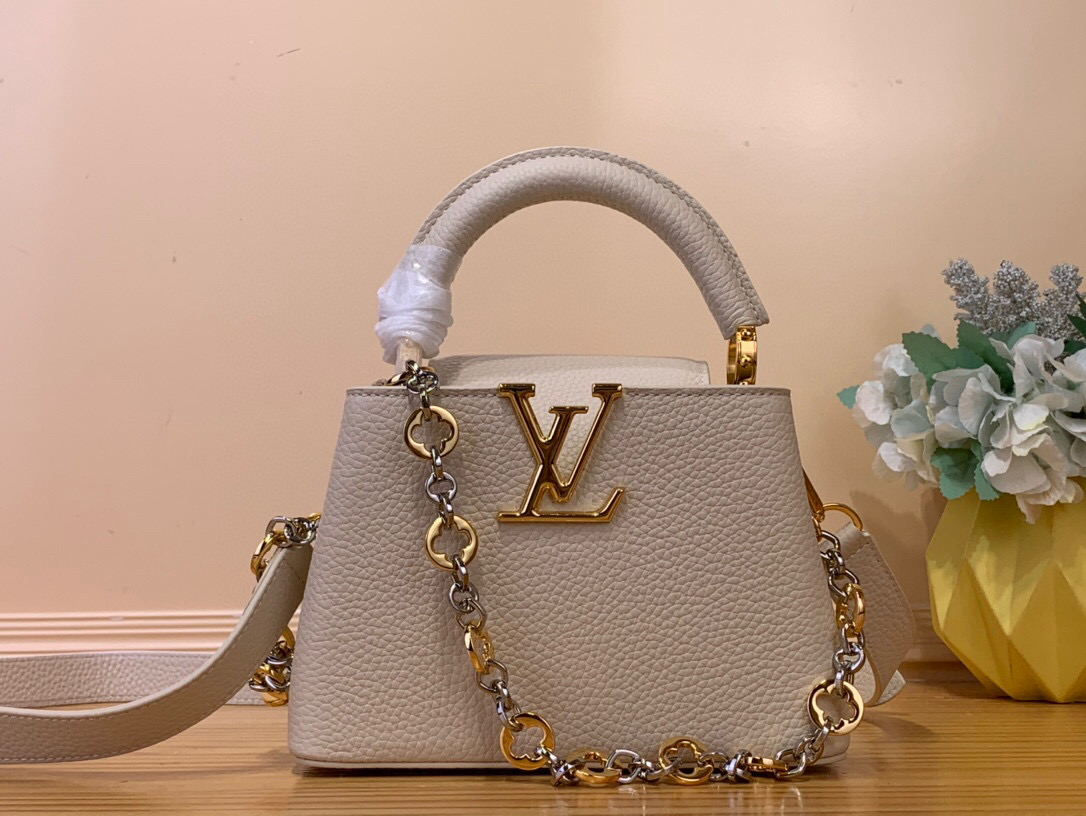 NO:551251,Top original item [CAUCINES Mini Handbag] m12938 White Jewelry Chain This Caucines Hl mini handbag is from the Caucines Chain On You series. It is made of soft Taurillon cow leather and has ample space to store daily necessities such as short wallets, keys and lipstick. The jewelry-style double-plated chain is integrated with Monogram floral details, complementing the round LV letters, and the clamshell can be stored in or out. Size 14 x 8 x  21 cm (height x width x length).120121300,,louis vuitton,cowhide19860909顶级原单【CAUCINES 迷你手袋】 m12938 白 珠宝链条 本款 Caucines Hl迷你手袋出自 Caucines Chain On You 系列,以柔软 Taurillon 牛皮革塑造充裕空间,可收纳短款钱夹、钥匙和口红等日常所需.珠宝风格双镀链条融入 Monogram 花卉细节,与圆润 LV 字母相得益彰,翻盖内收或外置皆宜. 尺寸14 x 8 x 21 厘米 (高 x 宽 x 长度).120121300,,louis vuitton,cowhide,Bag