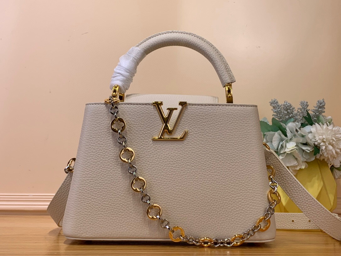 NO:551248,Top original order [CAUCINES BB handbag] m12936 white/jewelry chain This Caucines BB Hl handbag is made of flexible Taurillon cow leather, with a jewelry-style double-plated chain and Monogram floral elements to highlight the identity of the Chain On You series. The flap can be placed on both sides of the inside and outside, and the ample configuration and multiple inner pockets are convenient for storing daily needs. The round LV letters add ingenious details. Size 12 x 8 x 27 cm  130121400 (height x width x length),,louis vuitton,cowhide19860909顶级原单【CAUCINES BB 手袋】 m12936 白色/ 珠宝链条 本款 Caucines BB Hl手袋取材柔韧 Taurillon 牛皮革,以珠宝风格双镀链条和 Monogram 花卉元素点明 Chain On You 系列身份.翻盖可置于内外两侧,充裕构型和多重内袋方便收纳日常所需,圆润 LV 字母再添匠心细节. 尺寸12 x 8 x 27厘米 130121400 (高 x 宽 x 长度),,louis vuitton,cowhide,Bag