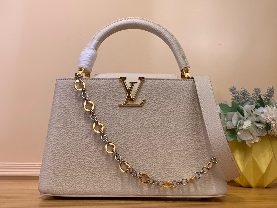 NO:551245,Top original order [CAUCINES medium handbag] m12935 white/jewelry chain This Caucines medium handbag is from the Chain On You series, using Taurillon Hl cow leather to focus on the brand's ingenuity and sophisticated craftsmanship. The jewelry-style double-plated chain is embellished with Monogram flowers, rounded LV letters and metal parts, adding elegant touches. Whether worn cross-body, hand-held or shoulder-carried, it can show elegant style. Size 20 x 11  x 31.5 cm 135121450 (height x width x length),,louis vuitton,cowhide19860909顶级原单【CAUCINES 中号手袋】 m12935 白色/珠宝链条 本款 Caucines 中号手袋出自 Chain On You 系列,以 Taurillon Hl牛皮革聚焦品牌匠心巧思与精良工艺.珠宝风格双镀链条点缀 Monogram 花卉,圆润 LV 字母和金属件再添考究笔触.无论斜挎、手提或肩背,均可展露优雅格调. 尺寸20 x 11 x 31.5 厘米 135121450 (高 x 宽 x 长度),,louis vuitton,cowhide,Bag