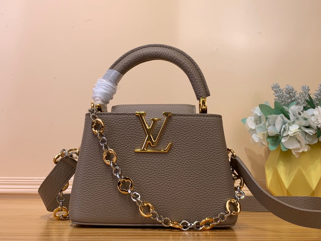 NO:551239,Top original order [CAUCINES mini handbag] m12938 taupe jewelry chain This Caucines Hl mini handbag is from the Caucines Chain On You series. It is made of soft Taurillon leather and has ample space to store daily necessities such as short wallets, keys, and lipstick. The jewelry-style double-plated chain is integrated with Monogram floral details, complementing the round LV letters, and the flap can be stored in or out. Size 14 x 8 x  21 cm (height x width x length).120121300,,louis vuitton,cowhide19860909顶级原单【CAUCINES 迷你手袋】 m12938 灰褐色 珠宝链条 本款 Caucines Hl迷你手袋出自 Caucines Chain On You 系列,以柔软 Taurillon 牛皮革塑造充裕空间,可收纳短款钱夹、钥匙和口红等日常所需.珠宝风格双镀链条融入 Monogram 花卉细节,与圆润 LV 字母相得益彰,翻盖内收或外置皆宜. 尺寸14 x 8 x 21 厘米 (高 x 宽 x 长度).120121300,,louis vuitton,cowhide,Bag
