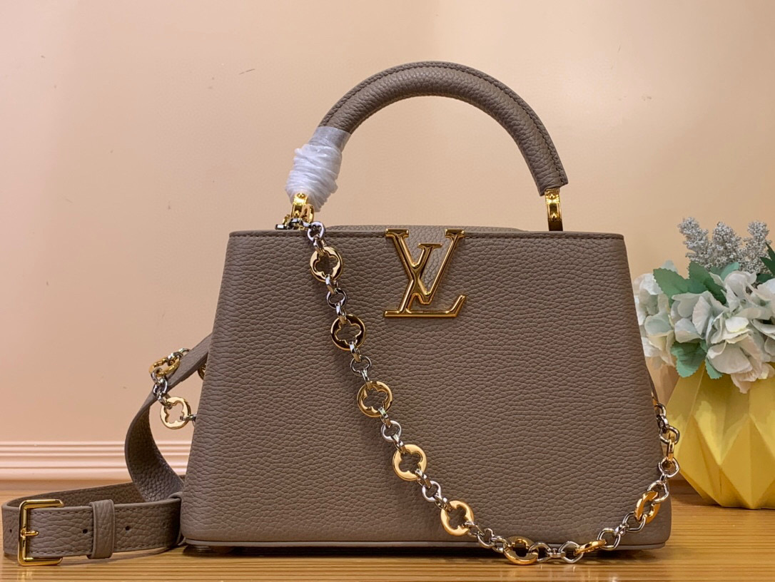 NO:551236,Top original order [CAUCINES BB handbag] m12936 taupe/jewelry chain This Caucines BB Hl handbag is made of flexible Taurillon cow leather, with a jewelry-style double-plated chain and Monogram floral elements to highlight the identity of the Chain On You series. The flap can be placed on both sides of the inside and outside, and the ample configuration and multiple inner pockets are convenient for storing daily needs. The round LV letters add ingenious details. Size 12 x 8 x 27 cm  130121400 (height x width x length),,louis vuitton,cowhide19860909顶级原单【CAUCINES BB 手袋】 m12936 灰褐色/ 珠宝链条 本款 Caucines BB Hl手袋取材柔韧 Taurillon 牛皮革,以珠宝风格双镀链条和 Monogram 花卉元素点明 Chain On You 系列身份.翻盖可置于内外两侧,充裕构型和多重内袋方便收纳日常所需,圆润 LV 字母再添匠心细节. 尺寸12 x 8 x 27厘米 130121400 (高 x 宽 x 长度),,louis vuitton,cowhide,Bag