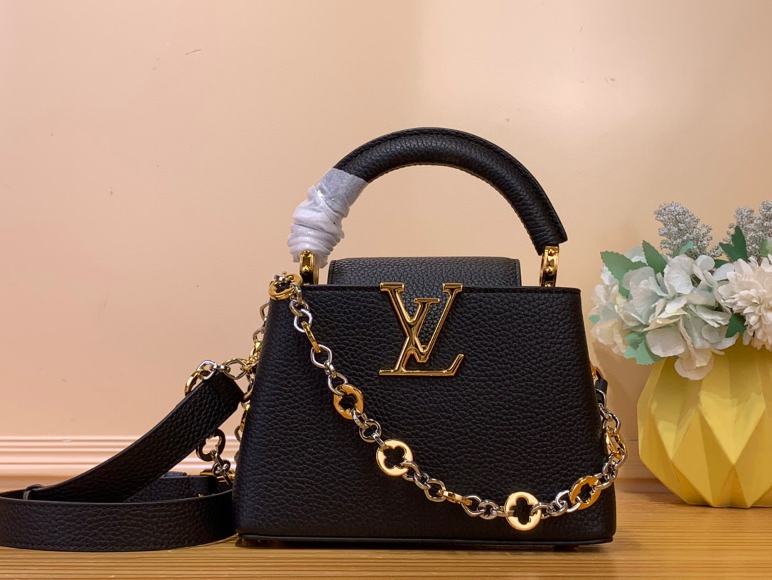 NO:551229,Top original item [CAUCINES mini handbag] m12938 black jewelry chain. This Caucines Hl mini handbag is from the Caucines Chain On You series. It is made of soft Taurillon leather and has ample space to store daily necessities such as short wallets, keys, and lipstick. The jewelry-style double-plated chain is integrated with Monogram floral details, complementing the round LV letters, and the clamshell can be stored in or out. Size 14 x 8 x  21 cm (height x width x length).120121300,,louis vuitton,cowhide19860909顶级原单【CAUCINES 迷你手袋】 m12938 黑色 珠宝链条 本款 Caucines Hl迷你手袋出自 Caucines Chain On You 系列,以柔软 Taurillon 牛皮革塑造充裕空间,可收纳短款钱夹、钥匙和口红等日常所需.珠宝风格双镀链条融入 Monogram 花卉细节,与圆润 LV 字母相得益彰,翻盖内收或外置皆宜. 尺寸14 x 8 x 21 厘米 (高 x 宽 x 长度).120121300,,louis vuitton,cowhide,Bag
