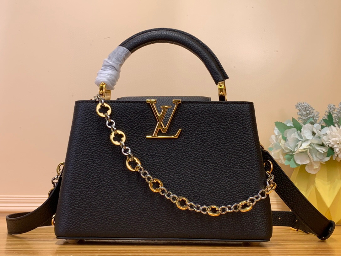 NO:551227,Top original order [CAUCINES BB handbag] m12936 black/jewelry chain This Caucines BB Hl handbag is made of flexible Taurillon cow leather, with a jewelry-style double-plated chain and Monogram floral elements to highlight the identity of the Chain On You series. The flap can be placed on both sides of the inside and outside, and the ample configuration and multiple inner pockets are convenient for storing daily needs. The round LV letters add ingenious details. Size 12 x 8 x 27 cm  130121400 (height x width x length),,louis vuitton,cowhide19860909顶级原单【CAUCINES BB 手袋】 m12936 黑色/ 珠宝链条 本款 Caucines BB Hl手袋取材柔韧 Taurillon 牛皮革,以珠宝风格双镀链条和 Monogram 花卉元素点明 Chain On You 系列身份.翻盖可置于内外两侧,充裕构型和多重内袋方便收纳日常所需,圆润 LV 字母再添匠心细节. 尺寸12 x 8 x 27厘米 130121400 (高 x 宽 x 长度),,louis vuitton,cowhide,Bag
