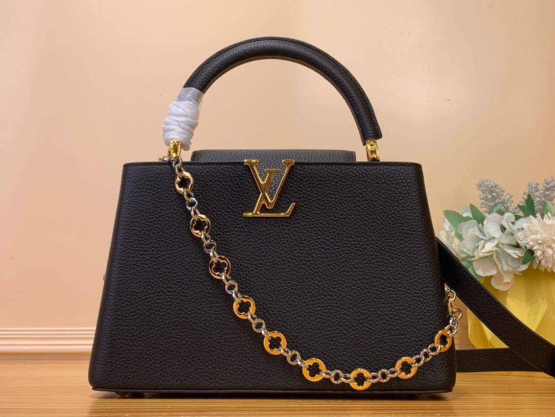 NO:551225,Top original order [CAUCINES medium handbag] m12935 black/jewelry chain This Caucines medium handbag is from the Chain On You series. It is made of Taurillon Hl cow leather to focus on the brand's ingenuity and fine craftsmanship. The jewelry-style double-plated chain is embellished with Monogram flowers, rounded LV letters and metal parts to add elegant touches. Whether it is worn cross-body, hand-held or shoulder-carried, it can show its elegant style. Size 20 x 11  x 31.5 cm 135121450 (height x width x length),,louis vuitton,cowhide19860909顶级原单【CAUCINES 中号手袋】 m12935 黑色/珠宝链条 本款 Caucines 中号手袋出自 Chain On You 系列,以 Taurillon Hl牛皮革聚焦品牌匠心巧思与精良工艺.珠宝风格双镀链条点缀 Monogram 花卉,圆润 LV 字母和金属件再添考究笔触.无论斜挎、手提或肩背,均可展露优雅格调. 尺寸20 x 11 x 31.5 厘米 135121450 (高 x 宽 x 长度),,louis vuitton,cowhide,Bag