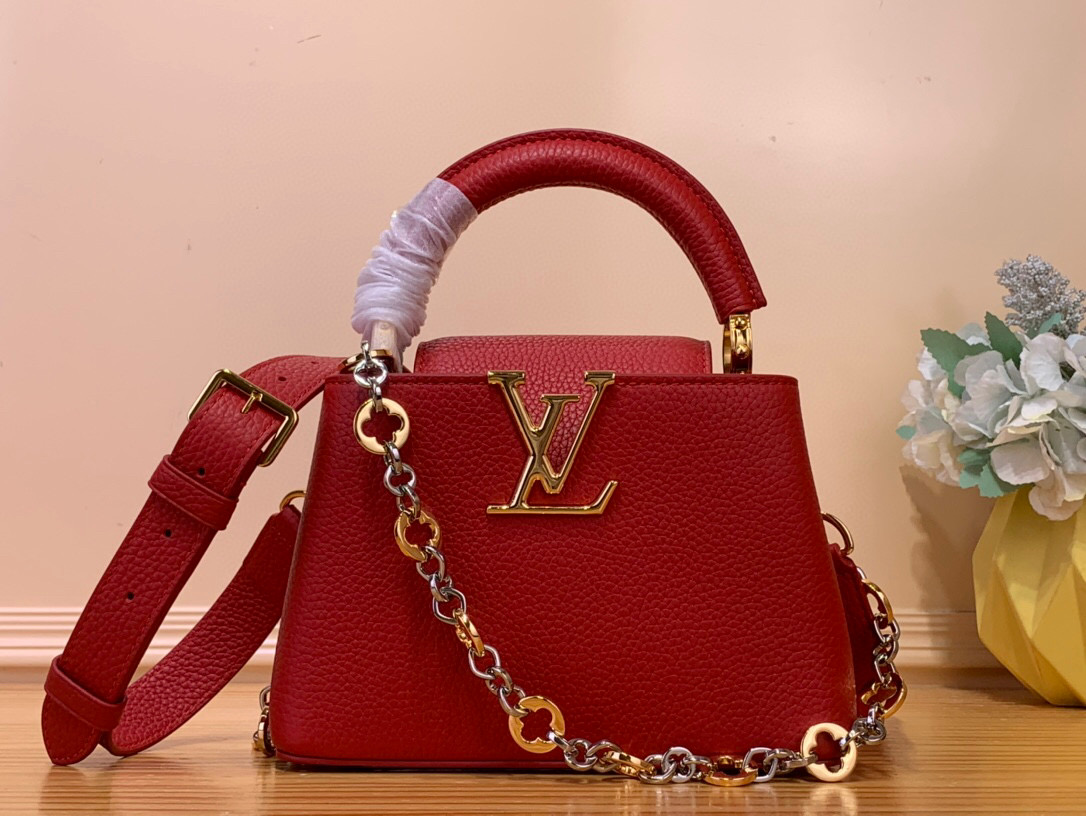 NO:551223,Top original item [CAUCINES Mini Handbag] m12938 White Jewelry Chain This Caucines Hl mini handbag is from the Caucines Chain On You series. It is made of soft Taurillon cow leather and has ample space to store daily necessities such as short wallets, keys and lipstick. The jewelry-style double-plated chain is integrated with Monogram floral details, complementing the round LV letters, and the clamshell can be stored in or out. Size 14 x 8 x  21 cm (height x width x length).120121300,,louis vuitton,cowhide19860909顶级原单【CAUCINES 迷你手袋】 m12938 白 珠宝链条 本款 Caucines Hl迷你手袋出自 Caucines Chain On You 系列,以柔软 Taurillon 牛皮革塑造充裕空间,可收纳短款钱夹、钥匙和口红等日常所需.珠宝风格双镀链条融入 Monogram 花卉细节,与圆润 LV 字母相得益彰,翻盖内收或外置皆宜. 尺寸14 x 8 x 21 厘米 (高 x 宽 x 长度).120121300,,louis vuitton,cowhide,Bag