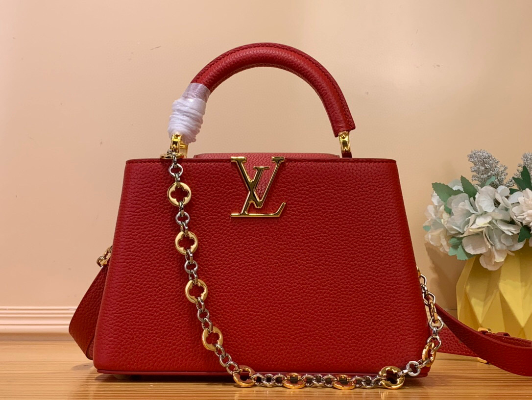 NO:551221,Top original order [CAUCINES BB handbag] m12936 white/jewelry chain This Caucines BB Hl handbag is made of flexible Taurillon cow leather, with a jewelry-style double-plated chain and Monogram floral elements to highlight the identity of the Chain On You series. The flap can be placed on both sides of the inside and outside, and the ample configuration and multiple inner pockets are convenient for storing daily needs. The round LV letters add ingenious details. Size 12 x 8 x 27 cm  130121400 (height x width x length),,louis vuitton,cowhide19860909顶级原单【CAUCINES BB 手袋】 m12936 白色/ 珠宝链条 本款 Caucines BB Hl手袋取材柔韧 Taurillon 牛皮革,以珠宝风格双镀链条和 Monogram 花卉元素点明 Chain On You 系列身份.翻盖可置于内外两侧,充裕构型和多重内袋方便收纳日常所需,圆润 LV 字母再添匠心细节. 尺寸12 x 8 x 27厘米 130121400 (高 x 宽 x 长度),,louis vuitton,cowhide,Bag