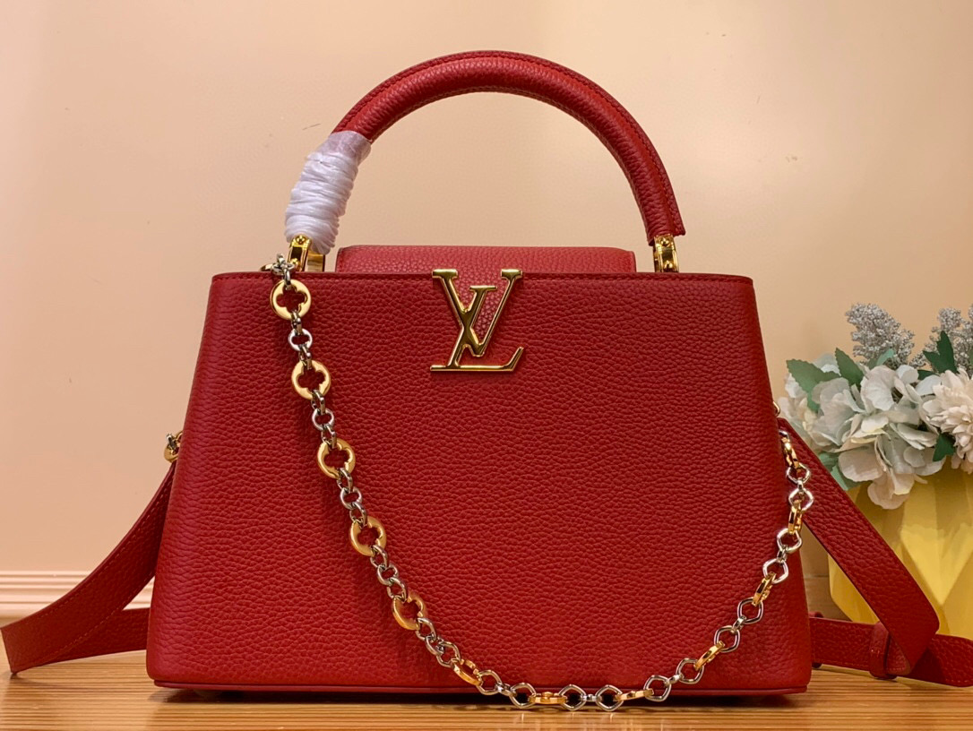 NO:551219,Top original order [CAUCINES medium handbag] m12935 white/jewelry chain This Caucines medium handbag is from the Chain On You series, using Taurillon Hl cow leather to focus on the brand's ingenuity and fine craftsmanship. The jewelry-style double-plated chain is embellished with Monogram flowers, rounded LV letters and metal parts, adding elegant touches. Whether worn cross-body, hand-held or shoulder-carried, it can show elegant style. Size 20 x 11  x 31.5 cm 135121450 (height x width x length),,louis vuitton,cowhide19860909顶级原单【CAUCINES 中号手袋】 m12935 白色/珠宝链条 本款 Caucines 中号手袋出自 Chain On You 系列,以 Taurillon Hl牛皮革聚焦品牌匠心巧思与精良工艺.珠宝风格双镀链条点缀 Monogram 花卉,圆润 LV 字母和金属件再添考究笔触.无论斜挎、手提或肩背,均可展露优雅格调. 尺寸20 x 11 x 31.5 厘米 135121450 (高 x 宽 x 长度),,louis vuitton,cowhide,Bag