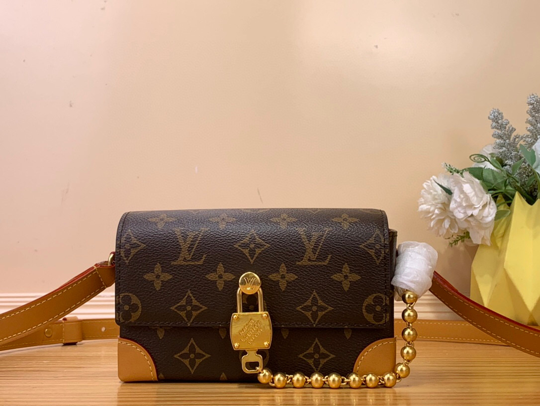 NO:551607,Top original order [STEAMER mini handbag] m14738 vintage (vc) This Steamer mini handbag is made of Monogram Jm canvas, with distressed cow leather trim and dazzling metal parts. The new square lock recalls harrell Williams's iconic Damier pattern, the exquisite key is connected to the exquisite bead chain, and the adjustable shoulder strap allows for shoulder and cross-body carry. Dimensions 11 x 6.5 x 18 cm (height x width x  length).4815055,,cowhide19860909顶级原单【STEAMER 迷你手袋】 m14738 复古（ vc） 本款 Steamer 迷你手袋取材 Monogram Jm帆布,搭配做旧牛皮革饰边和耀目金属件.崭新方形锁扣回溯 harrell Williams 的标志性 Damier 图案,精巧钥匙衔接工致珠链,可调节肩带实现肩背和斜挎. 尺寸11 x 6.5 x 18 厘米 (高 x 宽 x 长度).4815055,,cowhide,Bag