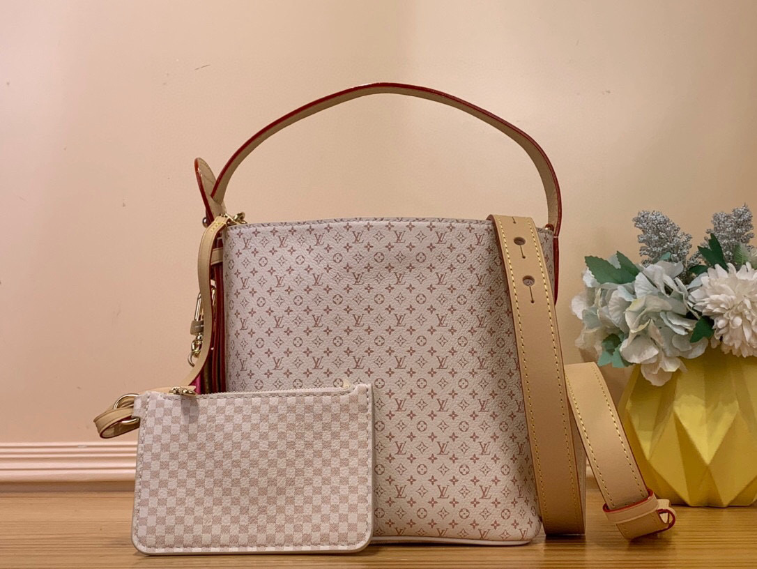 NO:551314,Top Original [All In BB Handbag] m15130 Dune Color This fall's pre-edition All In BB showcases the LV Romance Sj animation, combining two iconic House patterns, Monogram Ys and Damier. It is made of calfskin and decorated with the iconic padlock and exclusive Bloom charm. The interior is sized for daily essentials and includes a removable zipper bag for storing small items. Dimensions 16 x 18 x 12  cm (length x height x width) 6617083..,,louis vuitton,cowhide19860909顶级原单【All In BB手袋】 m15130 沙丘色 这个年秋季前版的All In BB展示了LV Romance Sj动画,结合了两个标志性的House图案Monogram Ys和Damier.它由小牛皮制成,装饰有标志性的挂锁和独家的Bloom魅力.内部尺寸适合日常必需品,包括一个可拆卸的拉链袋,用于存放小物品. 尺寸16 x 18 x 12 cm（长x高x宽）6617083..,,louis vuitton,cowhide,Bag