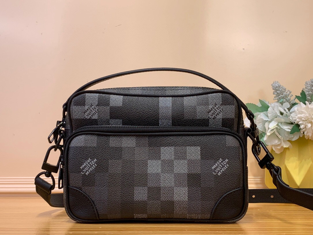 NO:551664,Top original order [NIL messenger bag] m14988 black plaid / mosaic camouflage plaid This Nil messenger bag is made of harrell Williams' re-interpreted Damoflage Black  x length) 5315560,19860909顶级原单【NIL 邮差包】 m14988 黑格 / 马赛克 迷彩格子 本款 Nil 邮差包取材 harrell Williams 焕新演绎的 Damoflage Black Xl涂层帆布,将设计师的新锐视角与品牌传统创意融合,呈现迷彩般的像素效果 Damier 图案.拉链前袋与主隔层完善功能构型. 尺寸17.5 x 11 x 25 厘米 (高 x 宽 x 长度) 5315560,,Bag