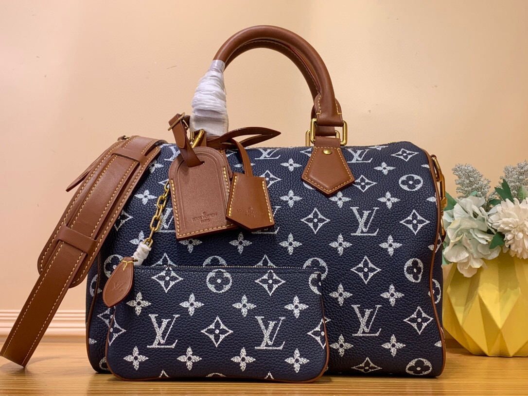 NO:551257,Top original order [Seedy 9 Bandoulière 30 handbag] m14077 green m14067 red m13914 pink m13904 black m14064 light green Seedy 9 Bandoulière  Made of ultra-soft calfskin with Monogram print, the 30 bag is perfectly compact yet roomy enough to hold your daily essentials. Meticulous details, such as the traditional side locks or the premium lambskin lining, are a testament to the craftsmanship of this bag. In addition to the top handle, there is a removable strap. Dimensions 32 x 22.5 x 18 cm, cowhide, sheepskin19860909顶级原单【Seedy 9 Bandoulière 30 手袋】m14077 绿色 m14067 红色 m13914 粉色 m13904 黑色 m14064 淡绿色 Seedy 9 Bandoulière 30包由超柔软的小牛皮制成,带有Monogram印花,尺寸完美紧凑但足够宽敞,可以装下日常必需品.细致的细节,如传统侧锁或优质小羊皮衬里,证明了这款包的精湛工艺.除了顶部手柄外,还有一条可拆卸的带子. 尺寸32 x 22.5 x 18厘米,,cowhide,sheepskin,Bag