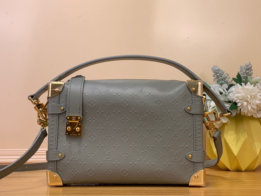 NO:551249,Top original item [SIDE TRUNK medium handbag] m25602 gray with small bag. This Side Trunk Hr medium handbag is subtly embossed with the Minigram Bold logo on the cow leather, and then uses elegant metal parts to express Louis Vuitton's trunk-making heritage. The contrasting color Monogram decoration replicates Nicolas Ghesquière's first show invitation, and the card can be stored in it. Dimensions 16 x 8.5 x 23.5 cm  7219085 (height x width x length),,louis vuitton,cowhide19860909顶级原单【SIDE TRUNK 中号手袋】 m25602 灰色配小包 本款 Side Trunk Hr中号手袋于牛皮革之上含蓄压印 Minigram Bold 标识,再以考究金属件道出路易威登的制箱传承.撞色 Monogram 装饰复刻 Nicolas Ghesquière 的首秀邀请函,可将卡片收纳其中. 尺寸16 x 8.5 x 23.5 厘米 7219085 (高 x 宽 x 长度),,louis vuitton,cowhide,Bag