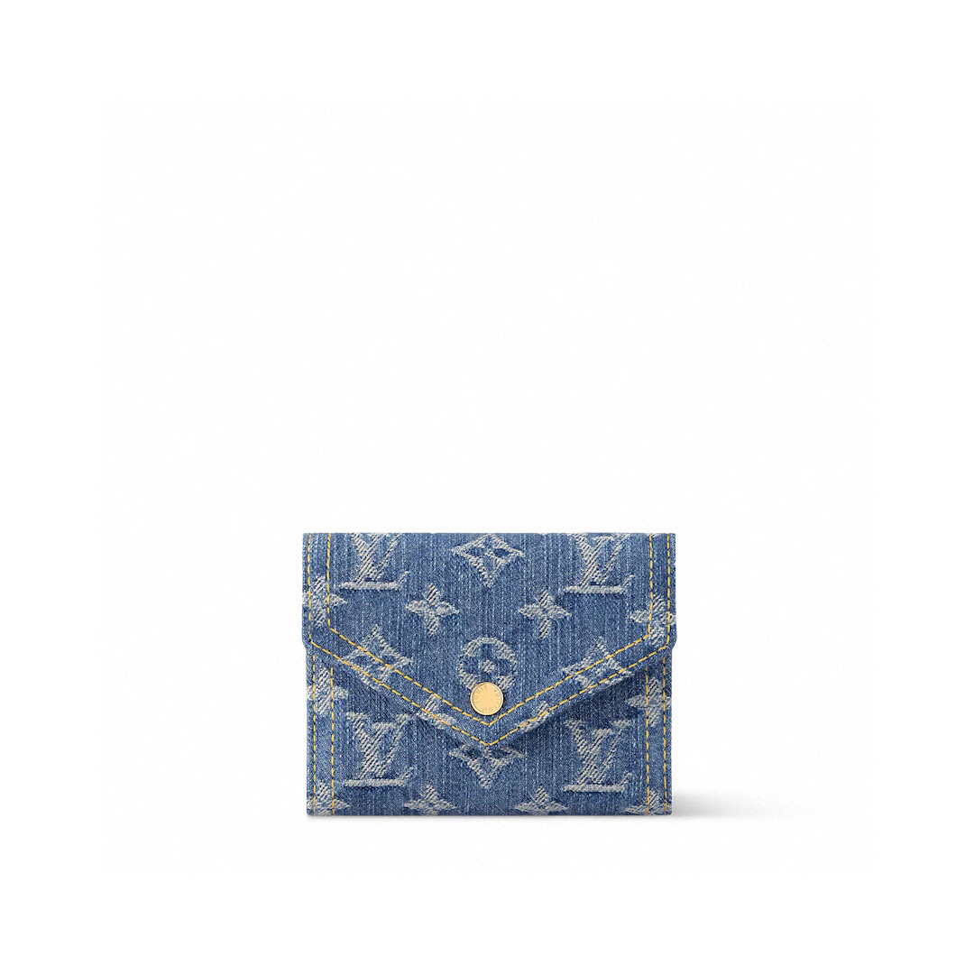 NO:551252,Top Original [Carteira Victorine Wallet] m13212 Denim Monogram Denim Ms collection presents a version of the Victorine wallet in this season's vibrant blue. It is made of organic cotton with leather lining and several pockets and dividers to organize cards, receipts and coins. Gold buttons give a refined touch. Dimensions 12 x 9.5 x 2.5 cm (L x H x D) 2012530,,cartier,wallets19860909顶级原单【Carteira Victorine 钱夹】m13212 牛仔 Monogram Denim Ms系列以本季充满活力的蓝色呈现Victorine钱包的版本.它由有机棉制成,带有皮革衬里和几个口袋和隔板,可以整理卡片、收据和硬币.金色按钮给人一种精致的触感. 尺寸12 x 9.5 x 2.5厘米（长x高x深）2012530,,cartier,wallets,Bag