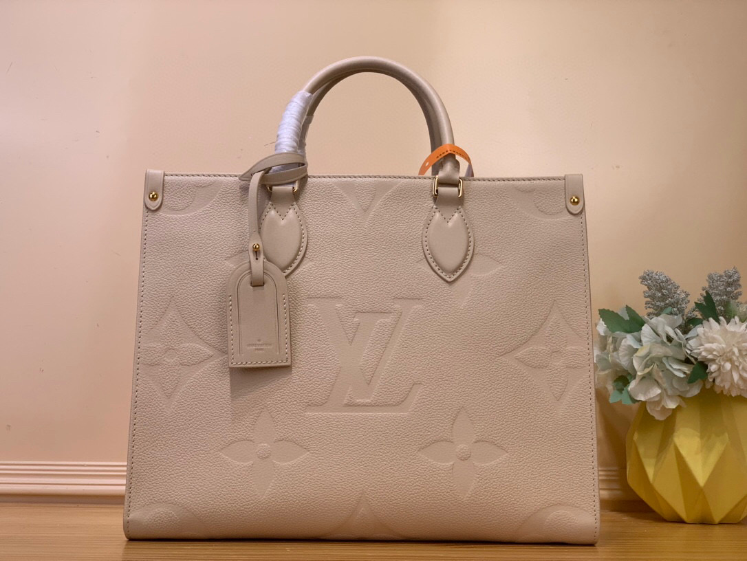 NO:551517,Top Original [OnTheGo MM Handbag] M45595 M14255 Sand Color (Embossed) Milk Tea Color Part of the Nautical Collection, the Monogram Emreinte Ys cowhide leather OnTheGo MM handbag features the iconic Monogram pattern, embossed, and then printed on the leather. It is roomy enough to hold a 13-inch laptop, and it has two sets of handles two shorter handles for hand carrying and two longer handles for shoulder wear. Dimensions  35 x 27 x 14 cm 9019880.,,cowhide19860909顶级原单【OnTheGo MM 手袋】M45595 M14255沙色 (压花)奶茶色 作为航海系列的一部分,Monogram Emreinte Ys牛皮皮革的OnTheGo MM手提包具有标志性的Monogram图案,浮雕,然后印在皮革上.它足够宽敞,可以容纳一台13英寸的笔记本电脑,它有两套手柄两个用于手提的较短手柄和两个用于肩部佩戴的较长手柄. 尺寸 35 x 27 x 14 厘米 9019880.,,cowhide,Bag