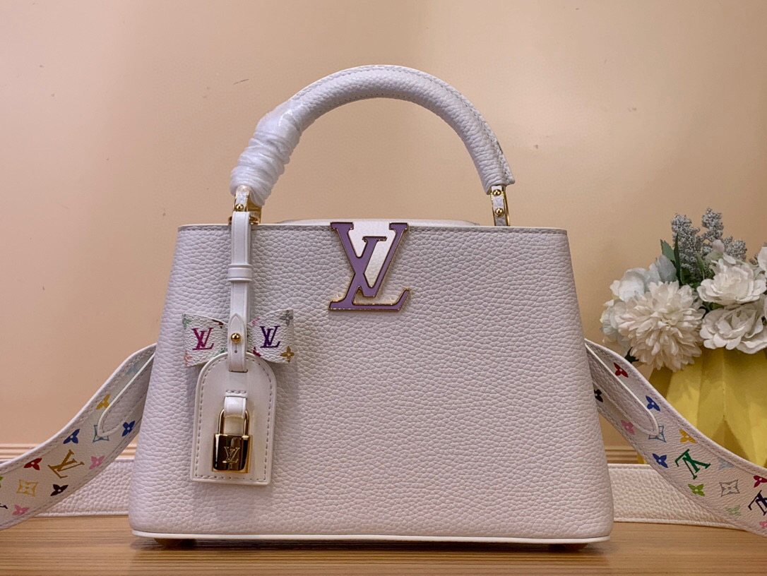 NO:551292,Top original order [LV x TM CAUCINES BB handbag] m13253 white/Takashi Murakami three colors This Caucines handbag is from the Louis Vuitton  The shoulder strap is dip-dyed in bright hues, a nod to the artist's signature iridescent brushwork. The bow-shaped key holder and padlock decoration add to the sophisticated detail, while internal compartments and multiple pockets can easily organize daily essentials. Dimensions: 17.3 x 9 x 27 cm 135121450 (H x W x L),,louis vuitton,louis vuitton,cowhide19860909顶级原单【LV x TM CAUCINES BB 手袋】 m13253 白色/村上隆 三彩 本款 Caucines 手袋出自路易威登 x 村上隆再版系列,选用 Taurillon Hl牛皮革妙趣演绎经典设计.LV 字母和可拆卸 Monogram 肩带浸染明丽色调,致意艺术家标志性的虹彩笔触.蝴蝶结造型钥匙包和挂锁装饰再添考究细节,内隔层和多重口袋可轻松收纳日常所需. 尺寸17.3 x 9 x 27 厘米 135121450 (高 x 宽 x 长度),,louis vuitton,louis vuitton,cowhide,Bag