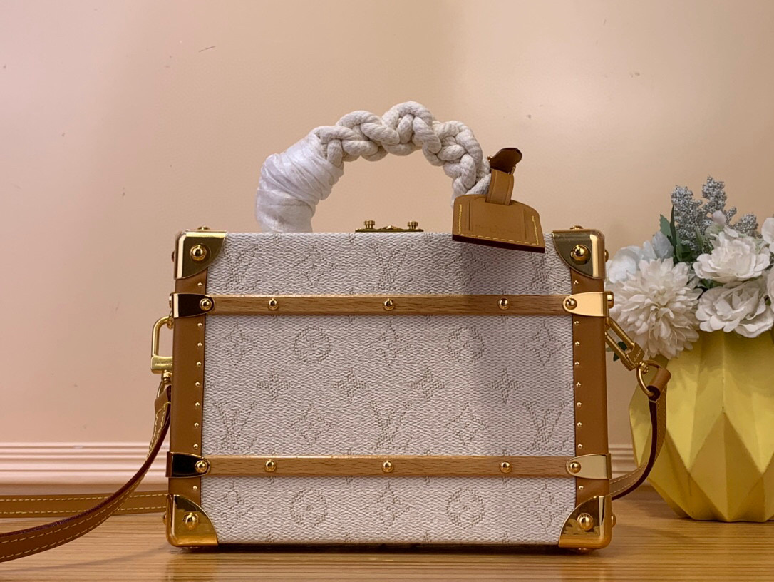 NO:552058,Top original item [HANDLE TRUNK handbag] m14440 white This Handle Trunk handbag is made of soft Monogram Heritage St canvas with cow leather trim, and the rope handle reproduces the design of the ship's rope. The twill lining presents a striped pattern, highlighting the nautical trend and exquisite details, complementing the ready-to-wear shirts of the same series. Dimensions 16.5 x 8 x 24 cm (height x width x length)  130121400,,shirts,cowhide19860909顶级原单【HANDLE TRUNK 手袋】 m14440 白 本款 Handle Trunk 手袋为柔软 Monogram Heritage St帆布搭配牛皮革饰边,以绳索手柄复现船索设计.斜纹内衬呈现条纹图案,彰显航海风潮和精湛细节,与同系列成衣衬衫相得益彰. 尺寸16.5 x 8 x 24 厘米 (高 x 宽 x 长度) 130121400,,shirts,cowhide,Bag