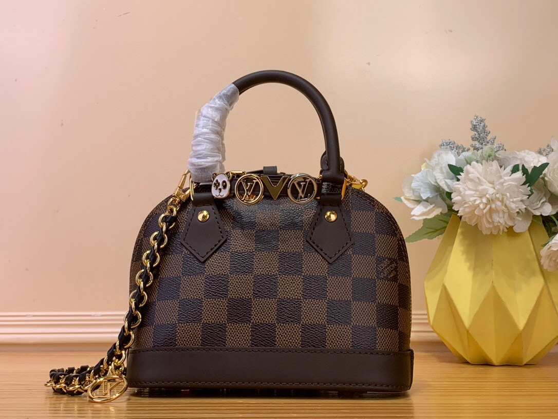 NO:551324,Top original item [Alma Mini LV&I] K00015 Presbyopia M14339 The LV&I series introduces this customizable kit featuring the iconic Alma in an exclusive mini size  Featuring St. Designed to create a personalized handbag that is unique to the wearer, there are seven styles to choose from, available in a range of colors and finishes. Next, choose a strap or chain before choosing add-ons such as a mirrored name tag or a functional hair clip. Finally, three sliding charms are included, from the iconic padlock to the colorful Vivienne mascot. Dimensions 18 x 12 x 8 cm 5317065, louis  vuitton,hairpins19860909顶级原单【Alma Mini LV&I】 K00015 老花 M14339 LV&I系列推出了这款可定制的套件,以独家迷你尺寸的标志性Alma St为特色.旨在打造佩戴者独有的个性化手提包,有七种款式可供选择,有一系列颜色和饰面可供选择.接下来,在选择附加组件（如镜面名牌或功能性发夹）之前,先选择表带或链条.最后,包括三个滑动式吊饰,从标志性的挂锁到五颜六色的Vivienne吉祥物. 尺寸18 x 12 x 8厘米 5317065,,louis vuitton,hairpins,Bag