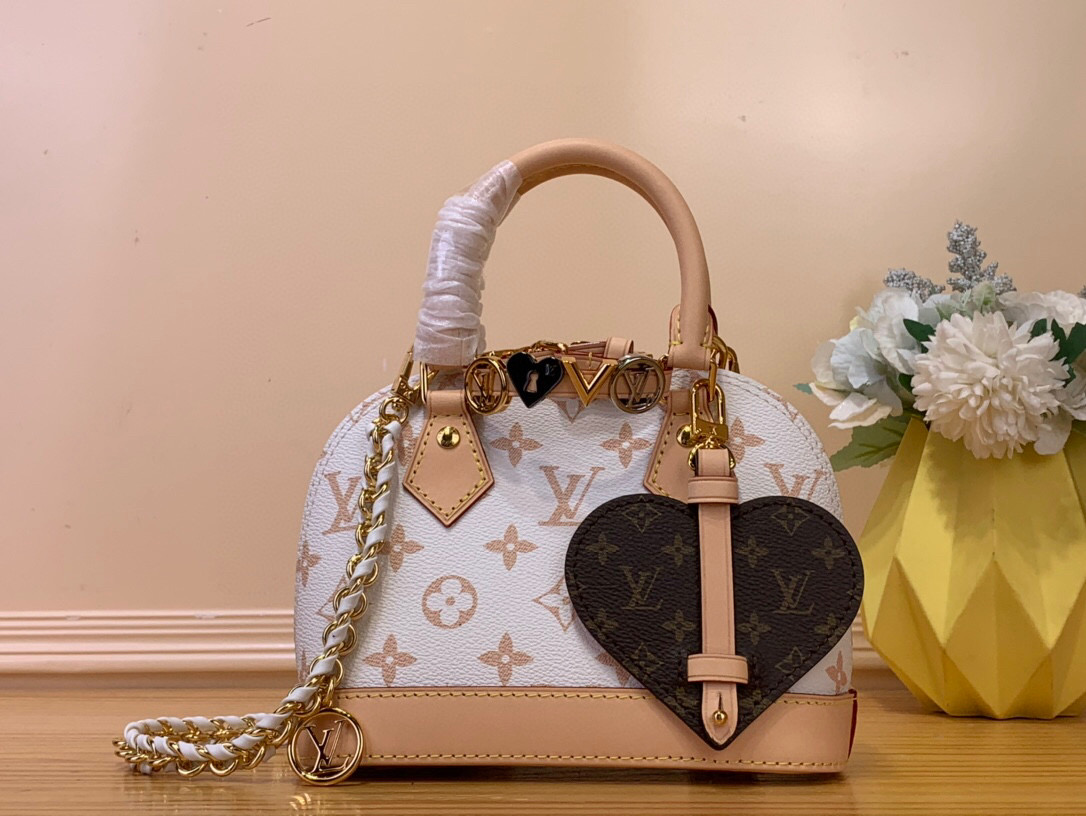 NO:551326,Top original item [Alma Mini LV&I] K00015 Presbyopia M14339 The LV&I series introduces this customizable kit featuring the iconic Alma in an exclusive mini size  Featuring St. Designed to create a personalized handbag that is unique to the wearer, there are seven styles to choose from, available in a range of colors and finishes. Next, choose a strap or chain before choosing add-ons such as a mirrored name tag or a functional hair clip. Finally, three sliding charms are included, from the iconic padlock to the colorful Vivienne mascot. Dimensions 18 x 12 x 8 cm 5316058, louis  vuitton,hairpins19860909顶级原单【Alma Mini LV&I】 K00015 老花 M14339 LV&I系列推出了这款可定制的套件,以独家迷你尺寸的标志性Alma St为特色.旨在打造佩戴者独有的个性化手提包,有七种款式可供选择,有一系列颜色和饰面可供选择.接下来,在选择附加组件（如镜面名牌或功能性发夹）之前,先选择表带或链条.最后,包括三个滑动式吊饰,从标志性的挂锁到五颜六色的Vivienne吉祥物. 尺寸18 x 12 x 8厘米 5316058,,louis vuitton,hairpins,Bag