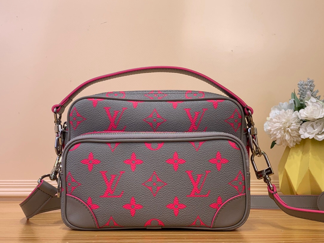 NO:551286,Top original order [NIL Messenger Bag] M15024 Gray/Pink Silk Screen Pharrell Williams reinterprets one of the iconic models of the era, the 'Nile' in Monogram Glow Xl canvas. The colorful pattern is inspired by the neon lights that adorn Miami. The retro-style design comes with a main compartment and a front zippered pocket. The top handle and leather shoulder strap are both removable, allowing for a variety of holding options. Size 25 x  17.5 x 11 cm (width x height x sides) 5216065,19860909顶级原单【NIL 邮差包】M15024 灰色/ 粉色丝印 法雷尔·威廉姆斯重新诠释了年代的标志性模型之一,Monogram Glow Xl帆布的“尼罗河”.色彩斑斓的图案是从点缀迈阿密的霓虹灯中获得灵感的.复古风的设计配有主隔间和前面带拉链的口袋.顶部手柄和皮革肩带都可以取下,可以享受各种握持方式. 尺寸25 x 17.5 x 11厘米（宽x高x边）5216065,,Bag