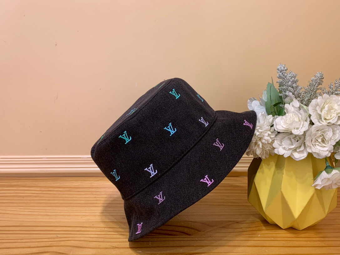 NO:551291,Top original order [LV BLASON SHADING DENIM double-sided bucket hat] m7978m embroidered LV Blason Shading Denim Ms double-sided bucket hat depicts the brand's classic elements with smart brushstrokes, making it another unique choice. The full-frame LV Blason embroidery pattern is dipped in new season gradient tones, and the eye-catching handwritten Louis Vuitton logo is revealed when flipped over. Size 16 x 30 x 30 cm 2613035 (height  x width x length),,louis vuitton,louis vuitton,espadrilles,hats19860909顶级原单【LV BLASON SHADING DENIM 双面渔夫帽】 m7978m 刺绣 LV Blason Shading Denim Ms双面渔夫帽以灵动笔触描绘品牌经典元素,成就又一别致之选.全幅 LV Blason 刺绣图案浸染新季渐变色调,翻转即现醒目手写体路易威登标识. 尺寸16 x 30 x 30 厘米 2613035 (高 x 宽 x 长度),,louis vuitton,louis vuitton,espadrilles,hats,Bag